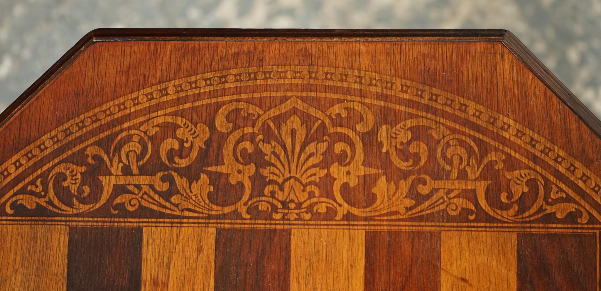 STUNNING ANTIQUE ITALiAN CHESS SIDE END LAMP TABLE WITH CARVED LEGS For Sale 6