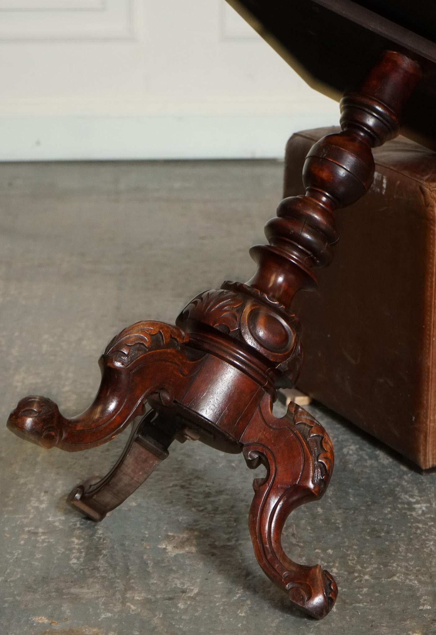 STUNNING ANTIQUE ITALiAN CHESS SIDE END LAMP TABLE WITH CARVED LEGS For Sale 7