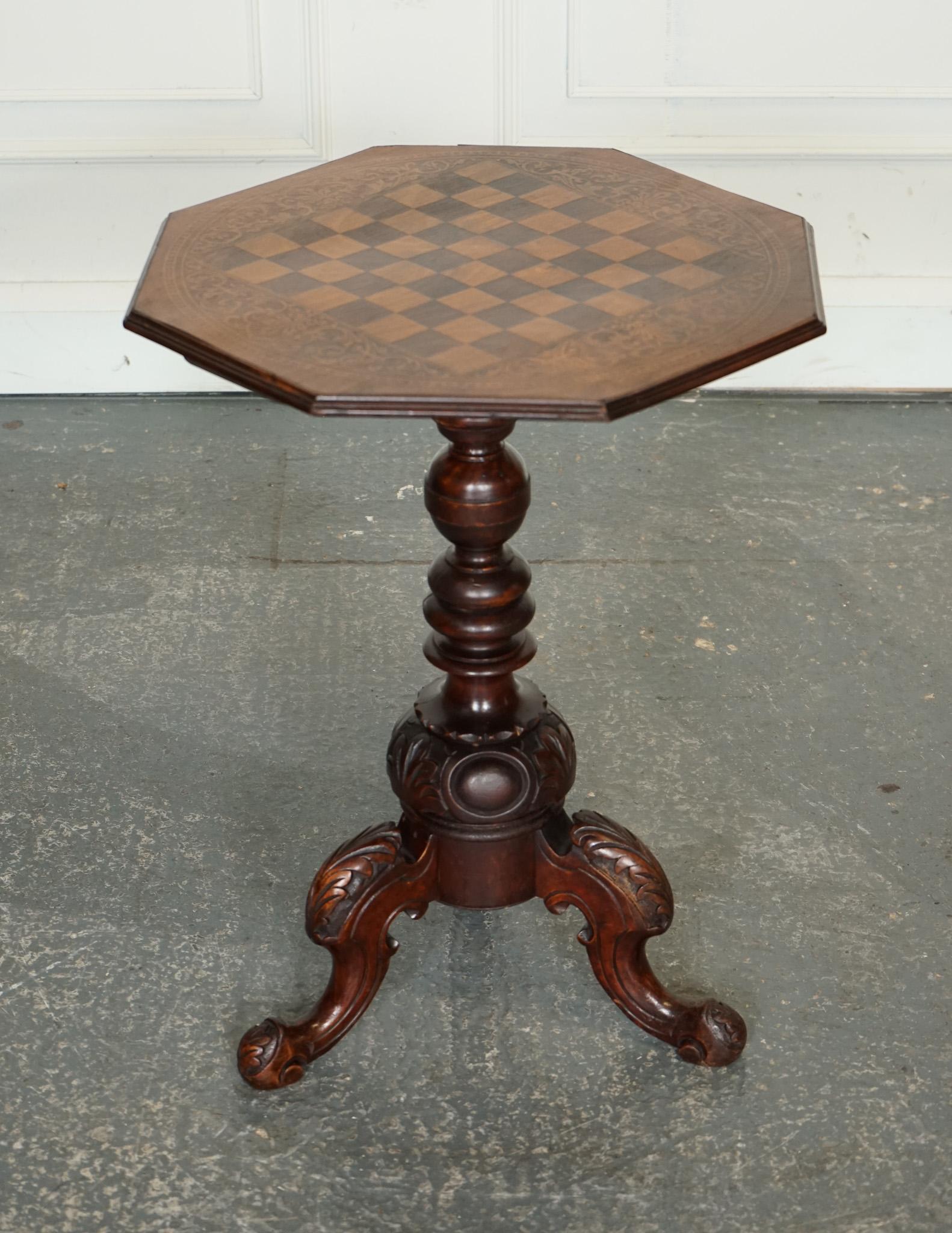 Hand-Crafted STUNNING ANTIQUE ITALiAN CHESS SIDE END LAMP TABLE WITH CARVED LEGS For Sale