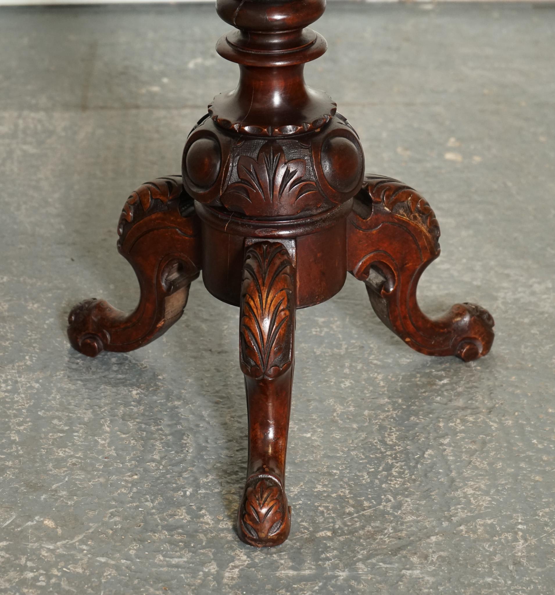 STUNNING ANTIQUE ITALiAN CHESS SIDE END LAMP TABLE WITH CARVED LEGS In Good Condition For Sale In Pulborough, GB