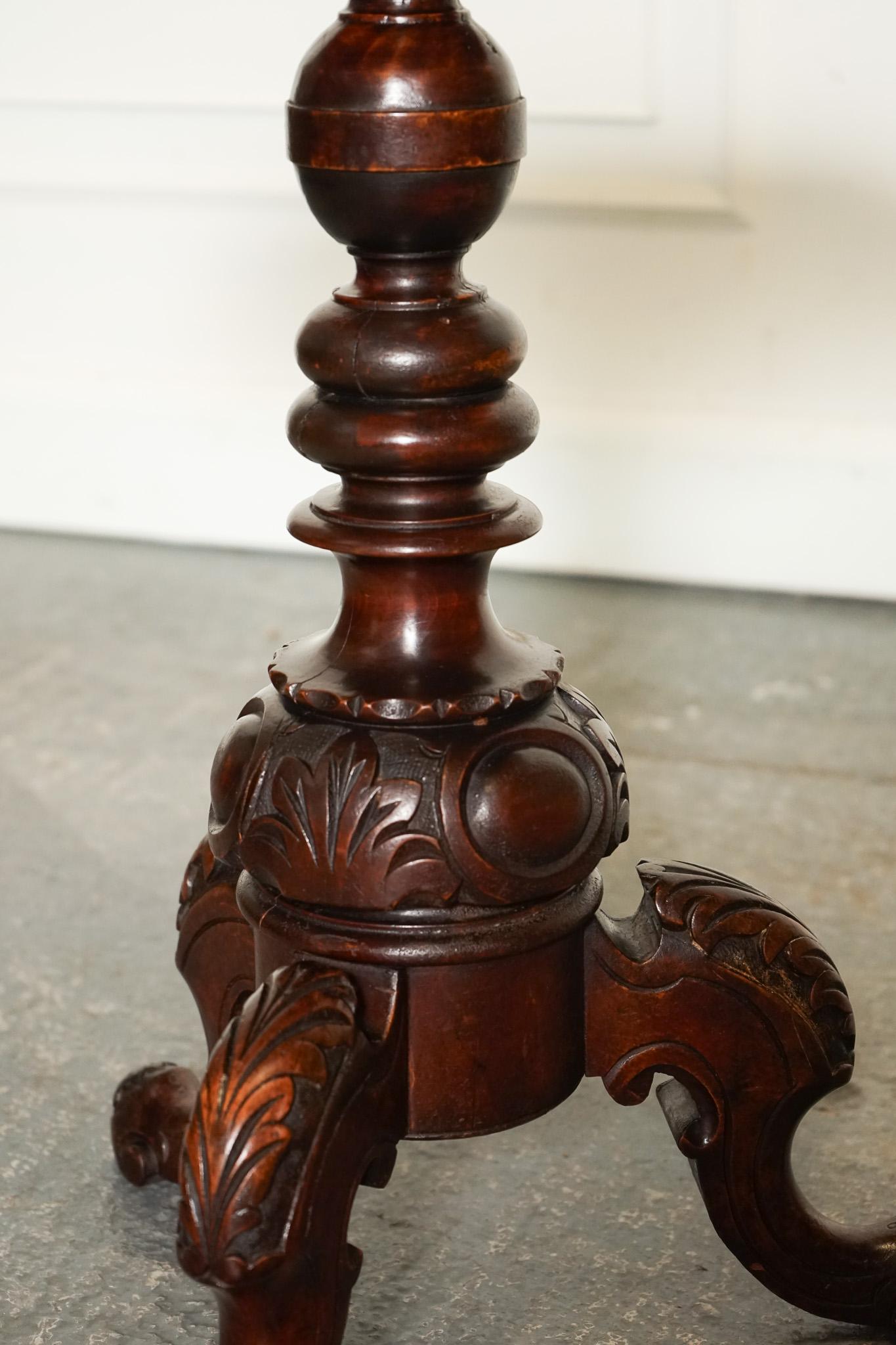 Hardwood STUNNING ANTIQUE ITALiAN CHESS SIDE END LAMP TABLE WITH CARVED LEGS For Sale