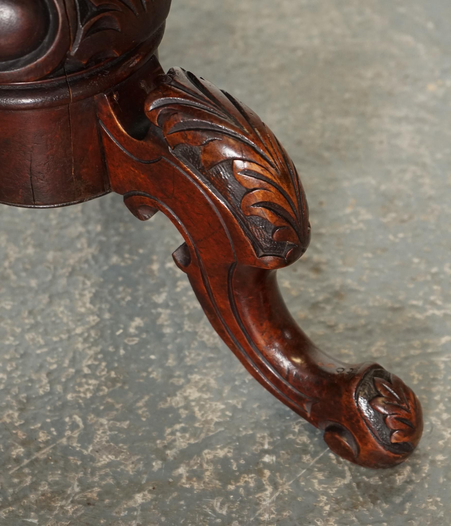 STUNNING ANTIQUE ITALiAN CHESS SIDE END LAMP TABLE WITH CARVED LEGS For Sale 1