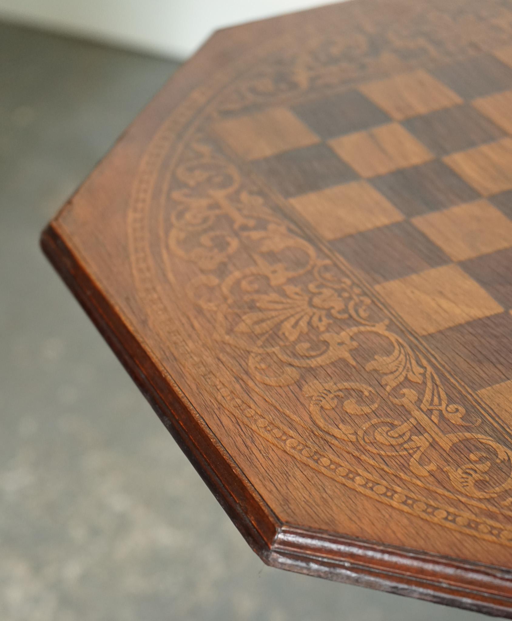 STUNNING ANTIQUE ITALiAN CHESS SIDE END LAMP TABLE WITH CARVED LEGS For Sale 2