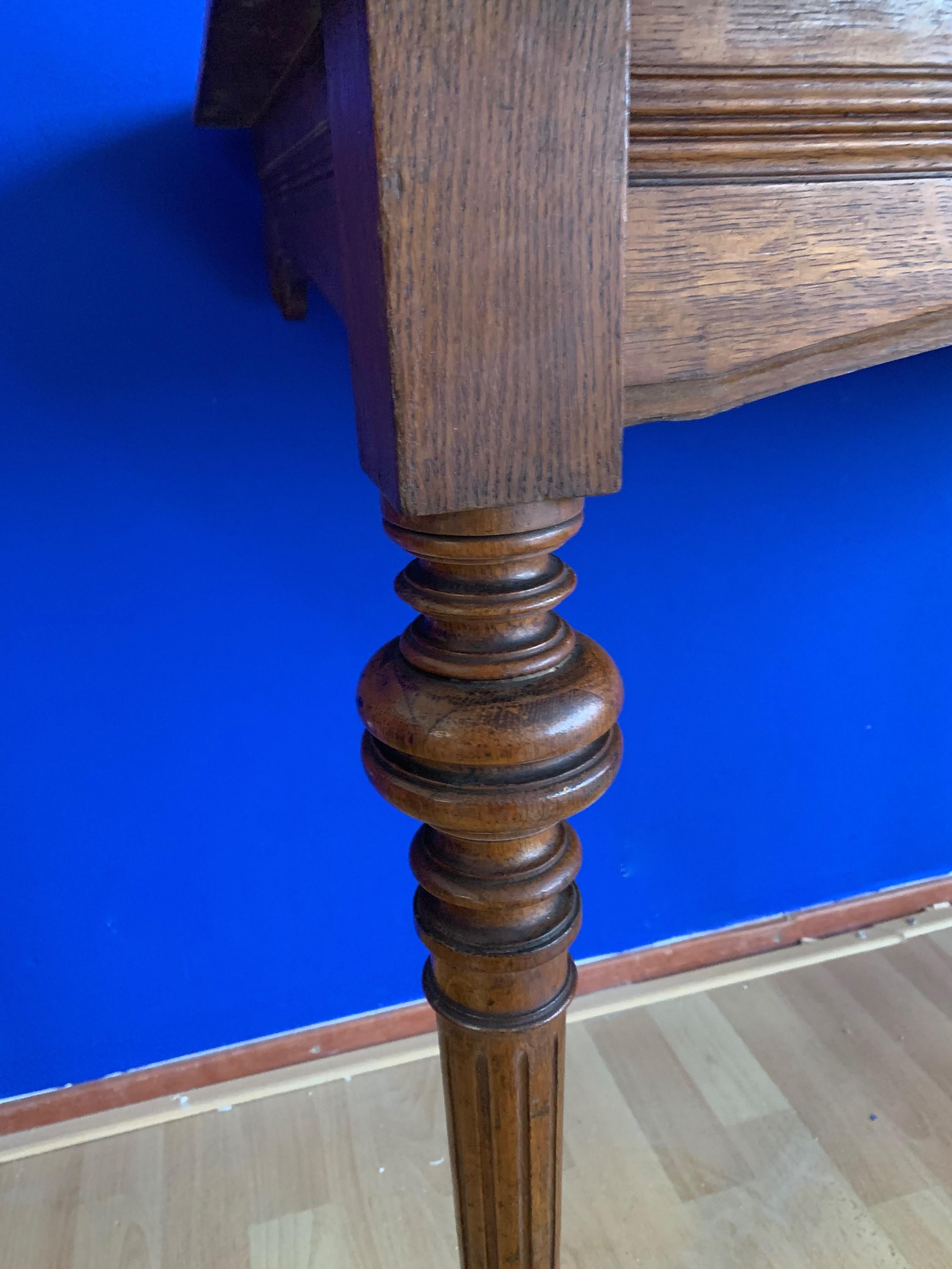 Impresionante Mesa de Centro Cuadrada Antigua con Incrustaciones de Marquetería, Madera de Nogal Francés sobre Ruedas en venta 8