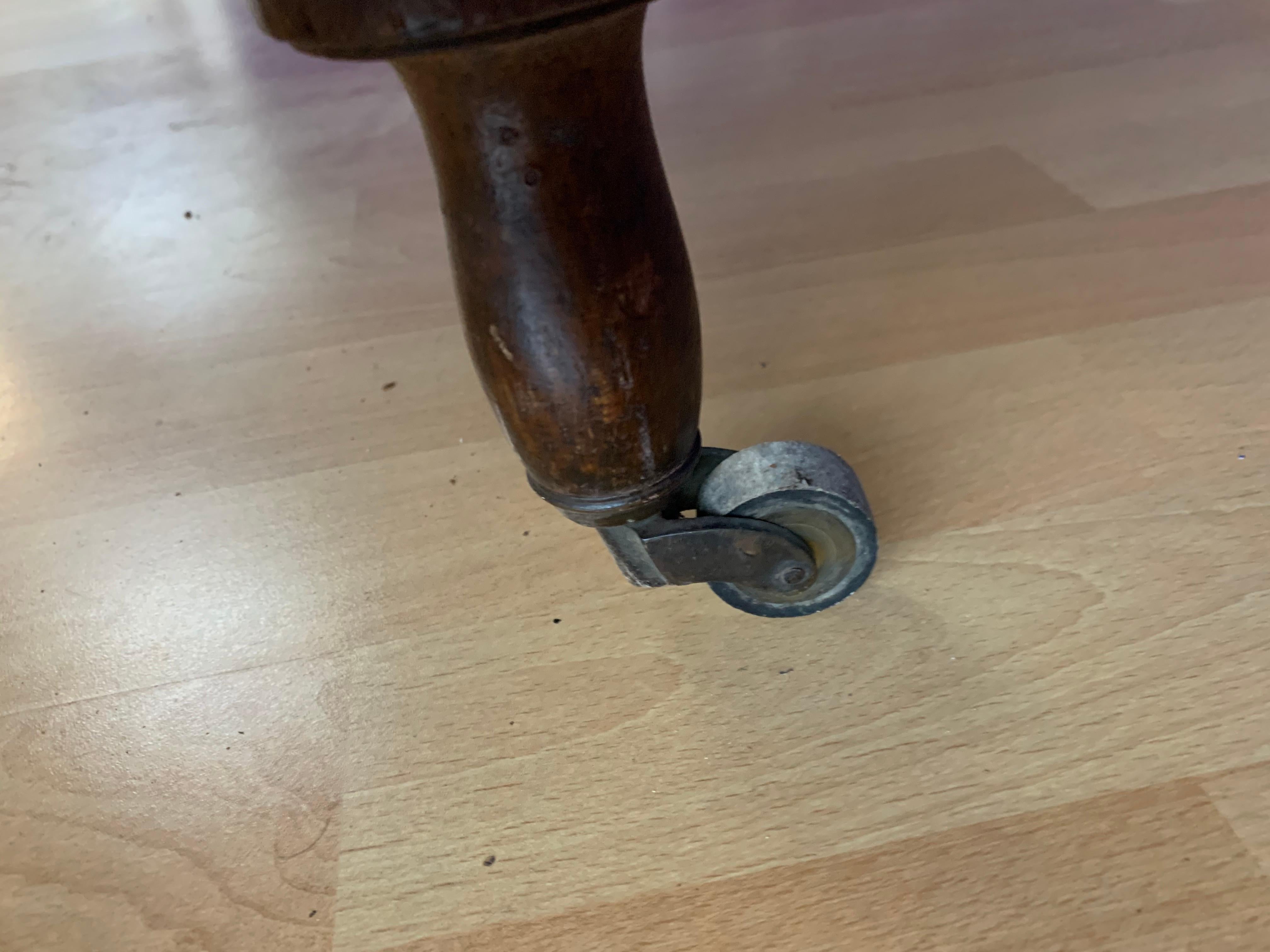 Impresionante Mesa de Centro Cuadrada Antigua con Incrustaciones de Marquetería, Madera de Nogal Francés sobre Ruedas en venta 9