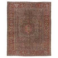 Atemberaubender antiker persischer Serapi Arae-Teppich mit anthrazitgrauem Feld und rostfarbenen Bordüren