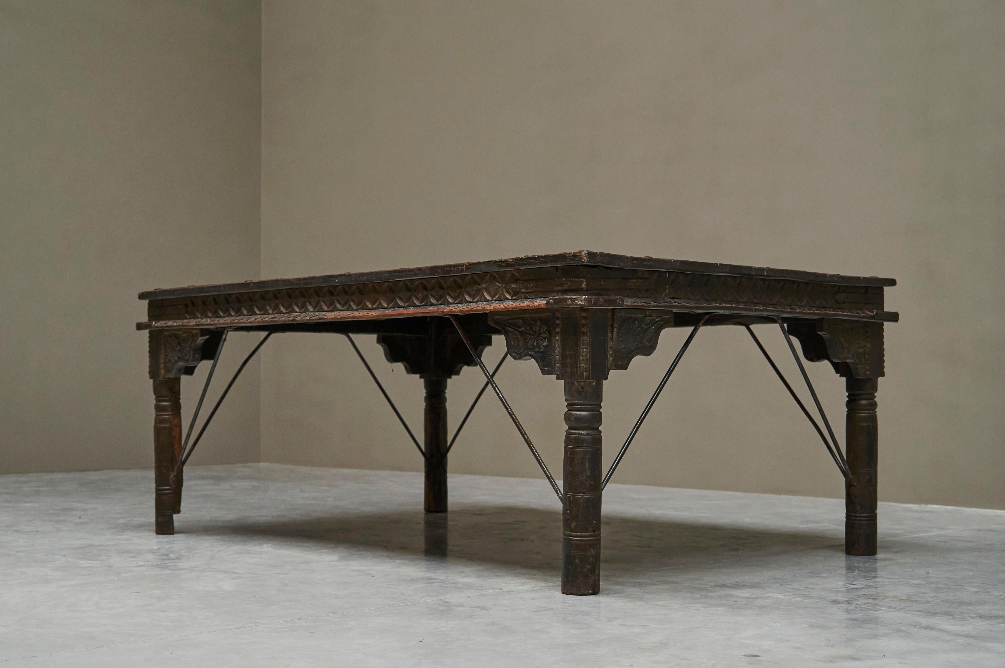 Rustique Superbe table de salle à manger ancienne à porte de cour Rajasthan 19ème siècle en vente