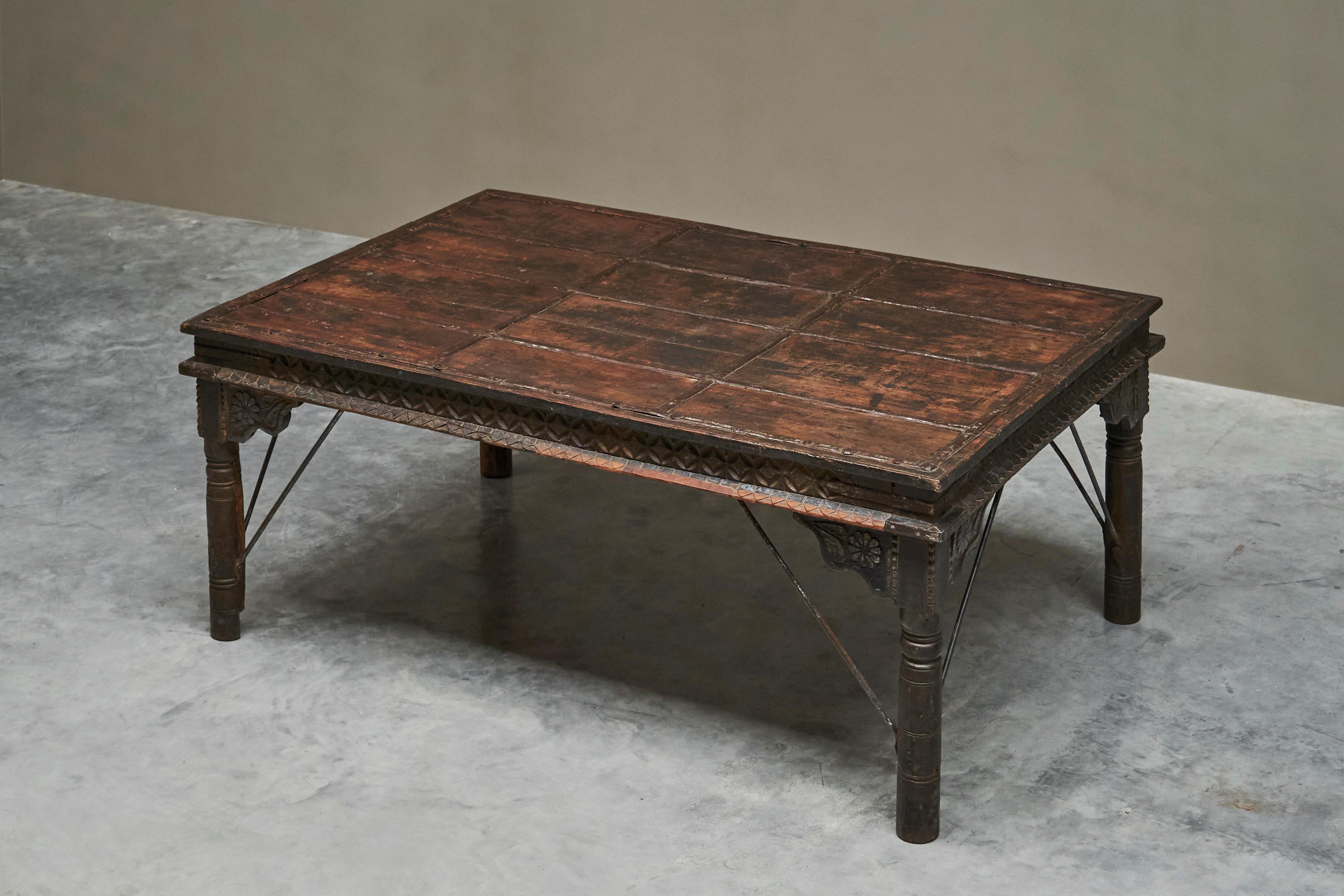 Indien Superbe table de salle à manger ancienne à porte de cour Rajasthan 19ème siècle en vente