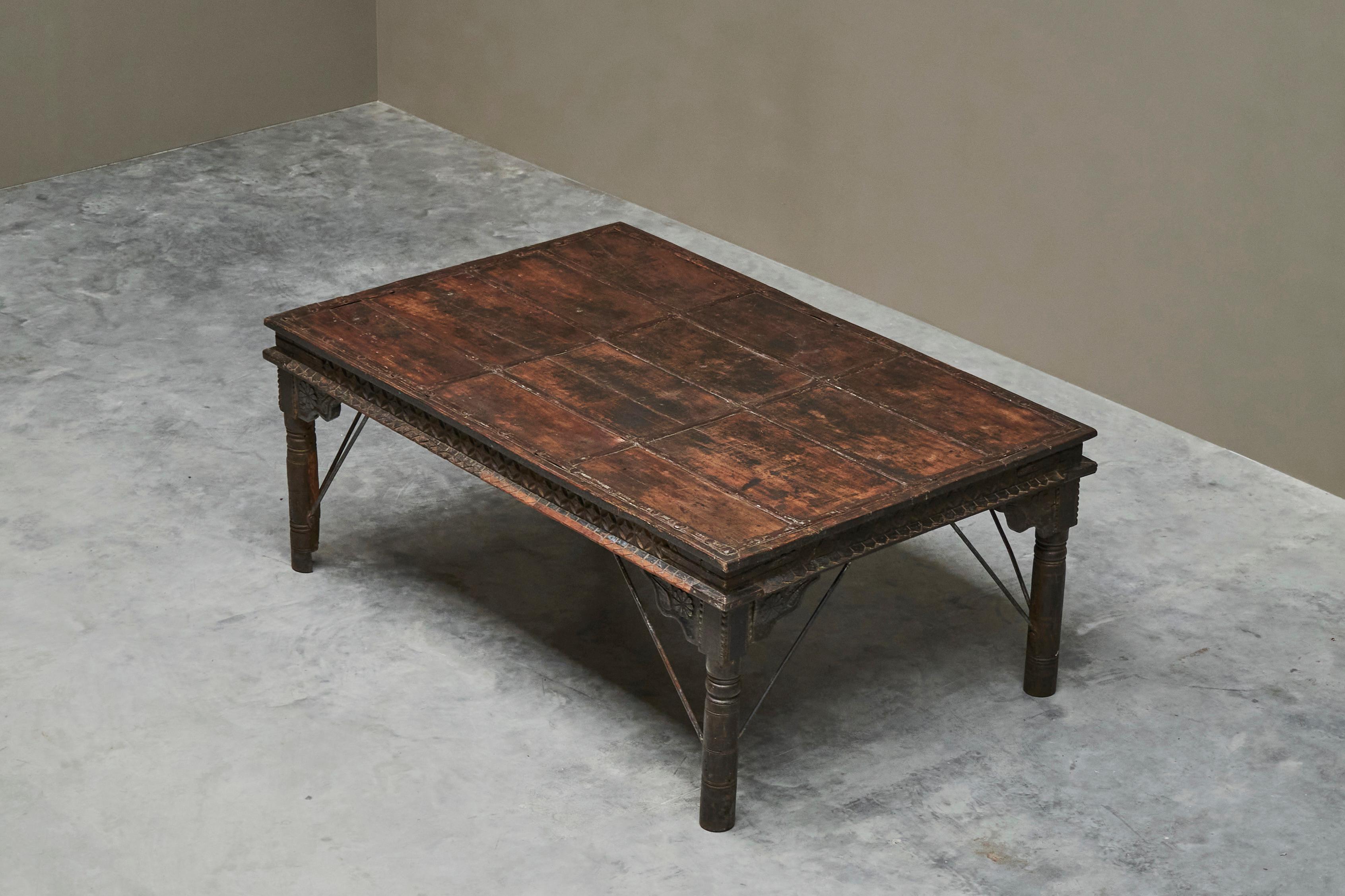 Superbe table de salle à manger ancienne à porte de cour Rajasthan 19ème siècle Bon état - En vente à Meer, VAN