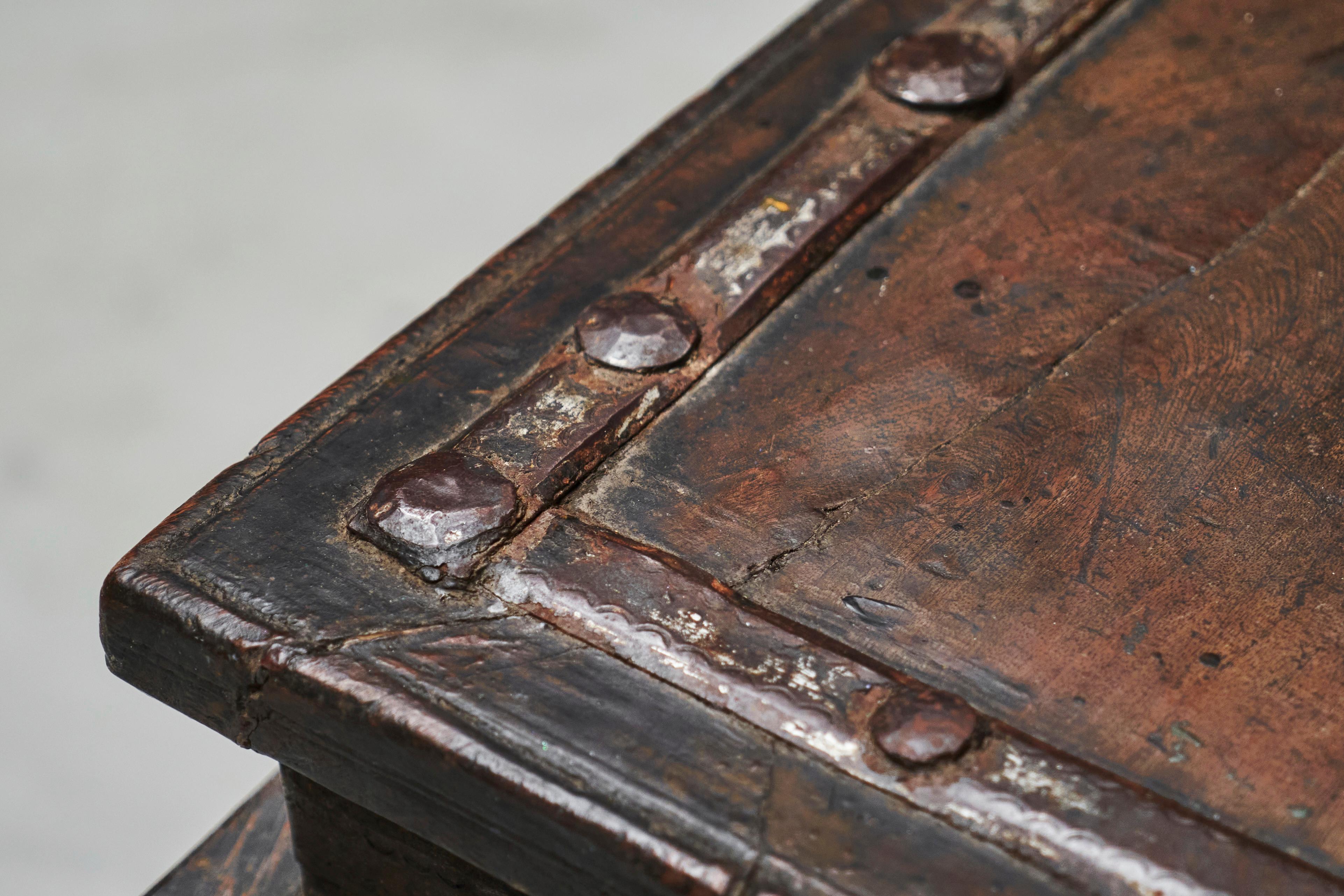Métal Superbe table de salle à manger ancienne à porte de cour Rajasthan 19ème siècle en vente