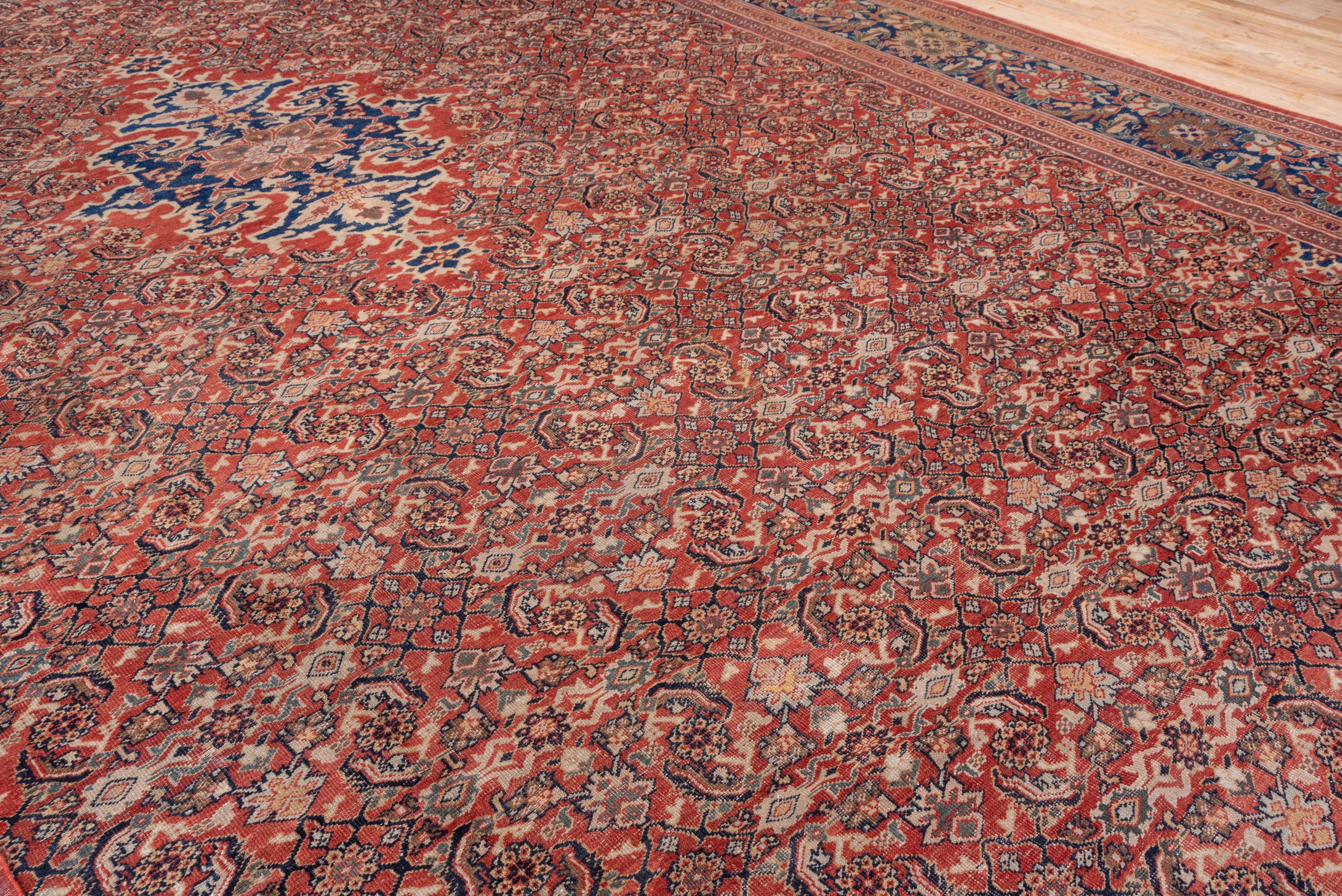 Noué à la main Superbe tapis de maison persan ancien rouge de Sultanabad, terrain extérieur rouge, années 1900 en vente