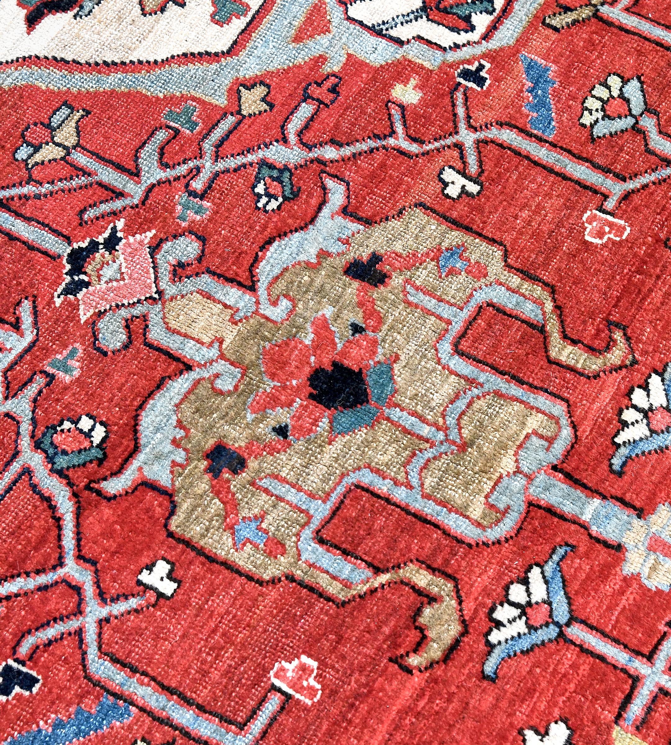 Atemberaubender antiker Serapi-Teppich aus roter Wolle mit floralen Löwen (Persisch) im Angebot