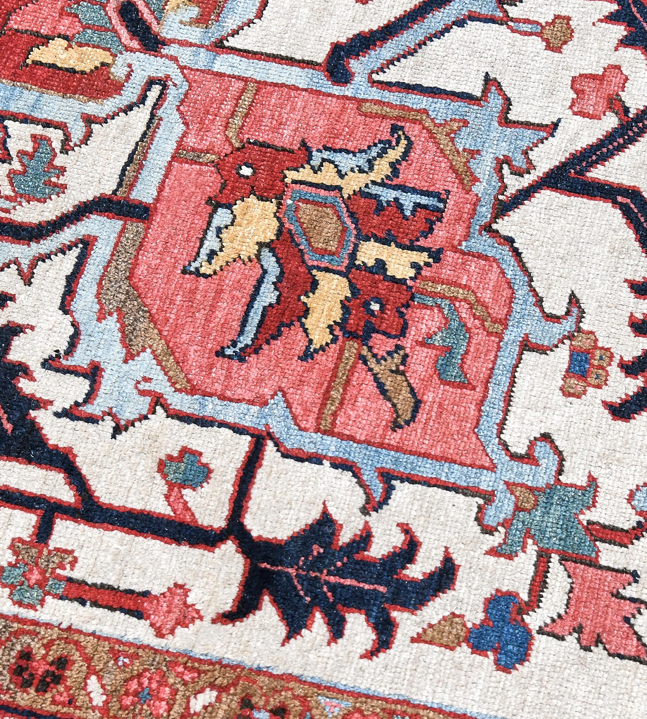 Atemberaubender antiker Serapi-Teppich aus roter Wolle mit floralen Löwen (Handgeknüpft) im Angebot