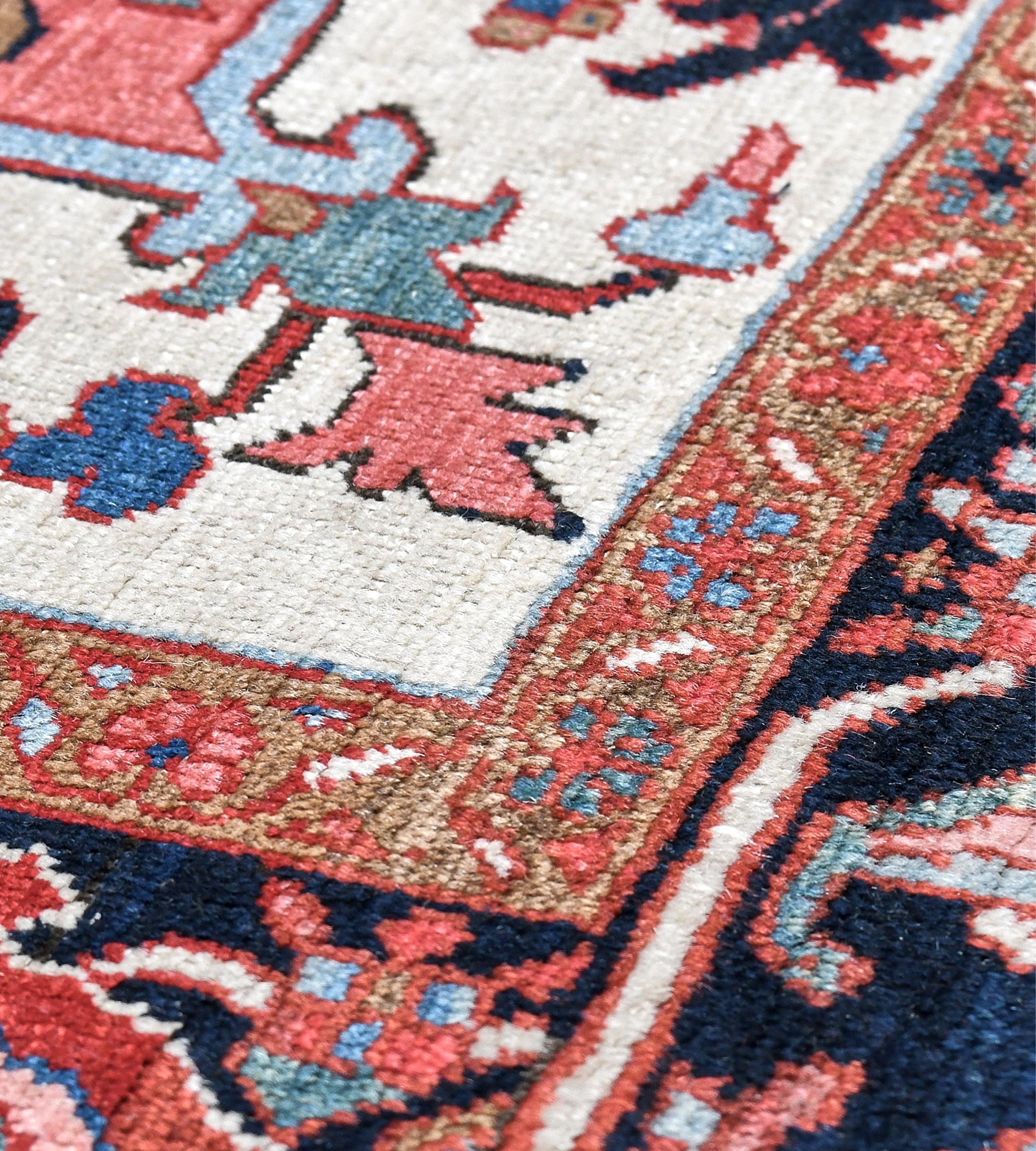 Atemberaubender antiker Serapi-Teppich aus roter Wolle mit floralen Löwen (19. Jahrhundert) im Angebot