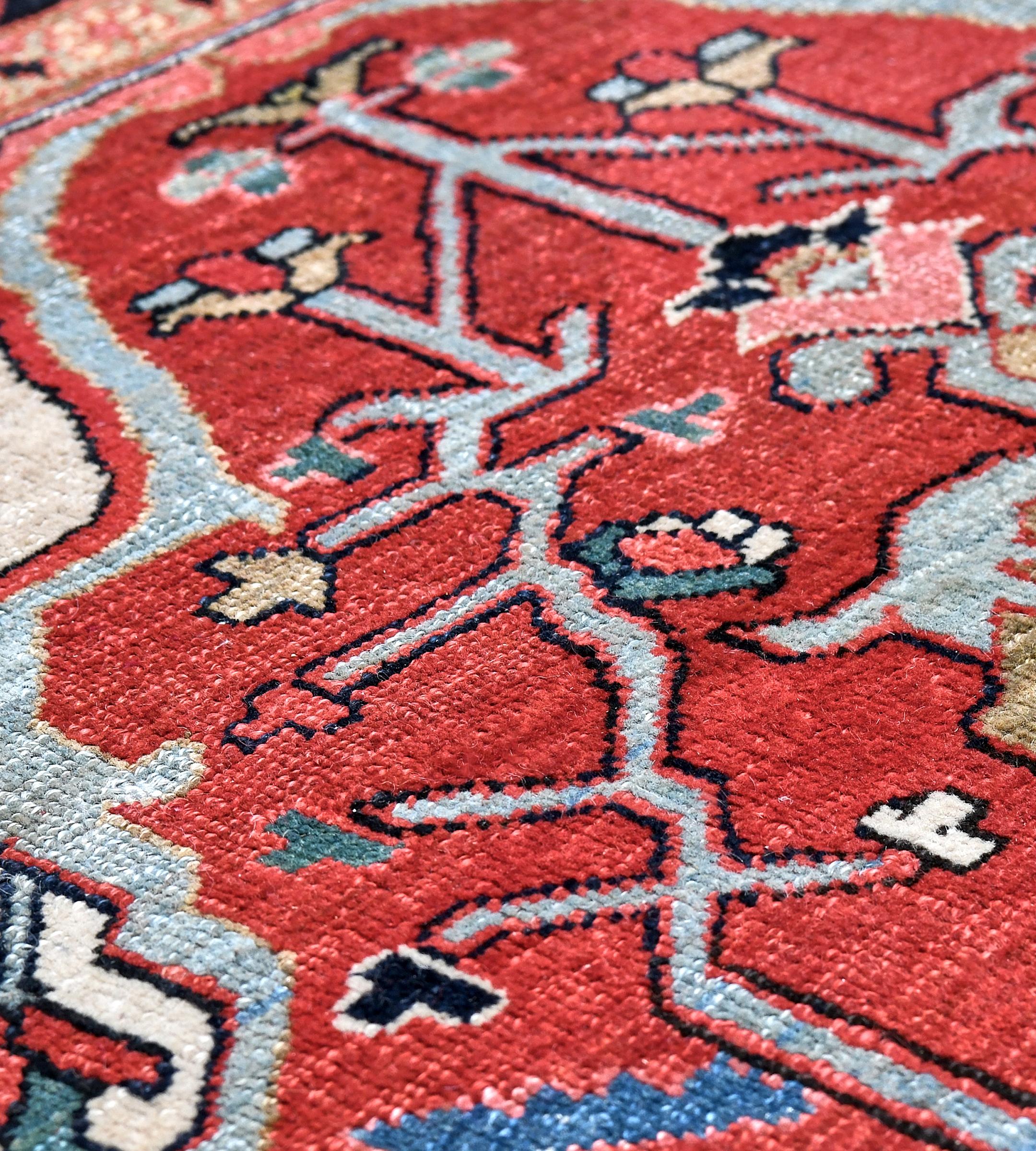 Atemberaubender antiker Serapi-Teppich aus roter Wolle mit floralen Löwen im Angebot 2