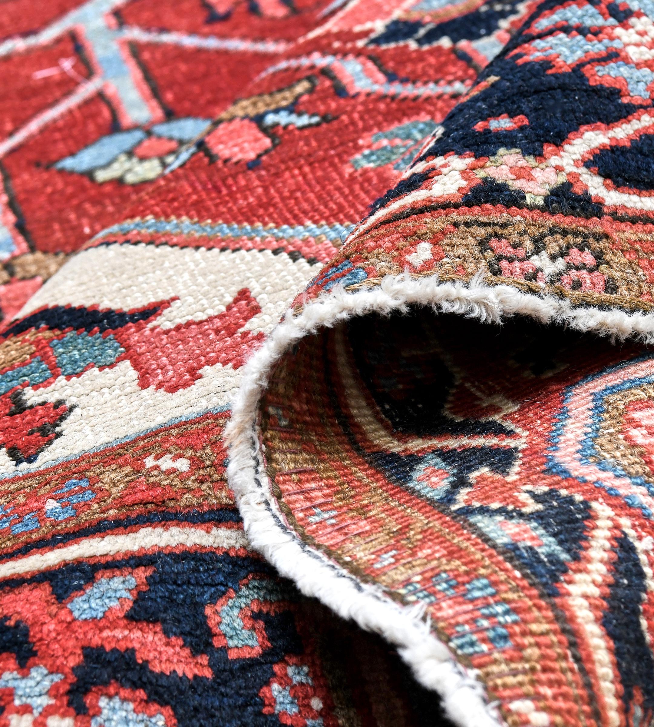 Atemberaubender antiker Serapi-Teppich aus roter Wolle mit floralen Löwen im Angebot 3