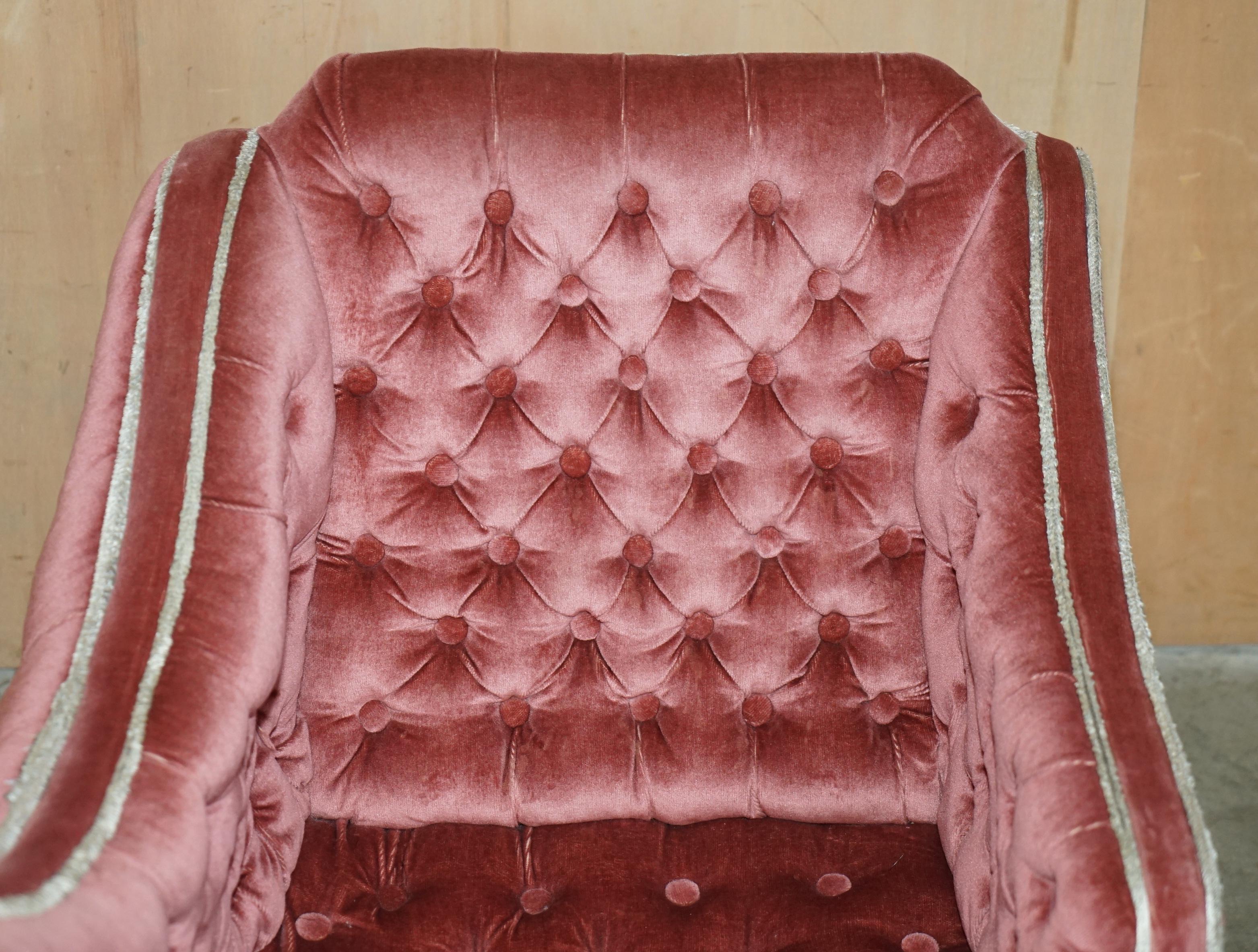 STUNNING ANTiQUE REGENCY CHESTERFIELD TUFTED „TETE A TETE“ CONVERSATION SOFA (Frühes 19. Jahrhundert) im Angebot
