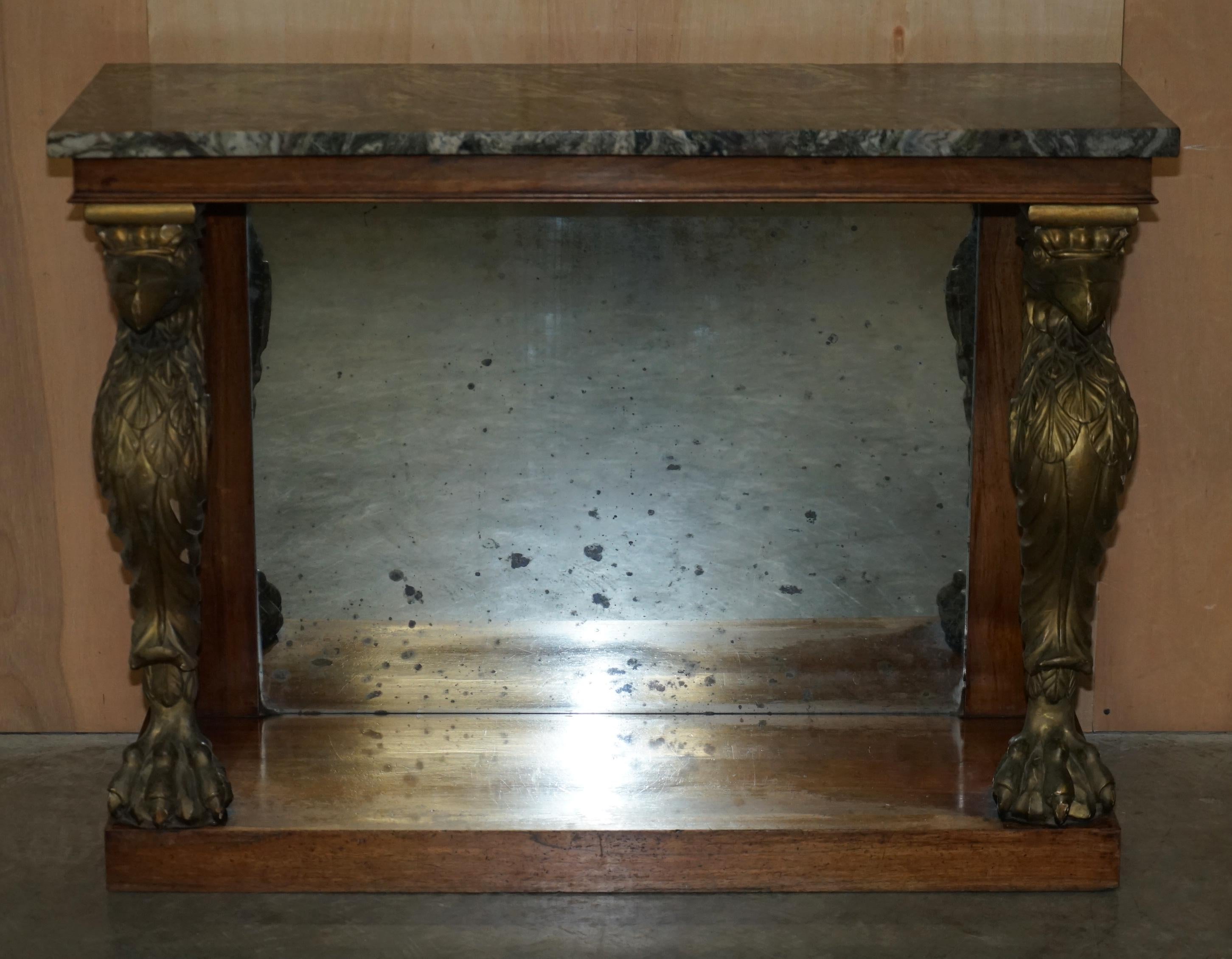 Royal House Antiques

Royal House Antiques a le plaisir de proposer à la vente cette très rare table console de la fin de la Régence, sculptée à la main en bois de rose et bois doré, avec un épais plateau en marbre vert et des pieds en forme de