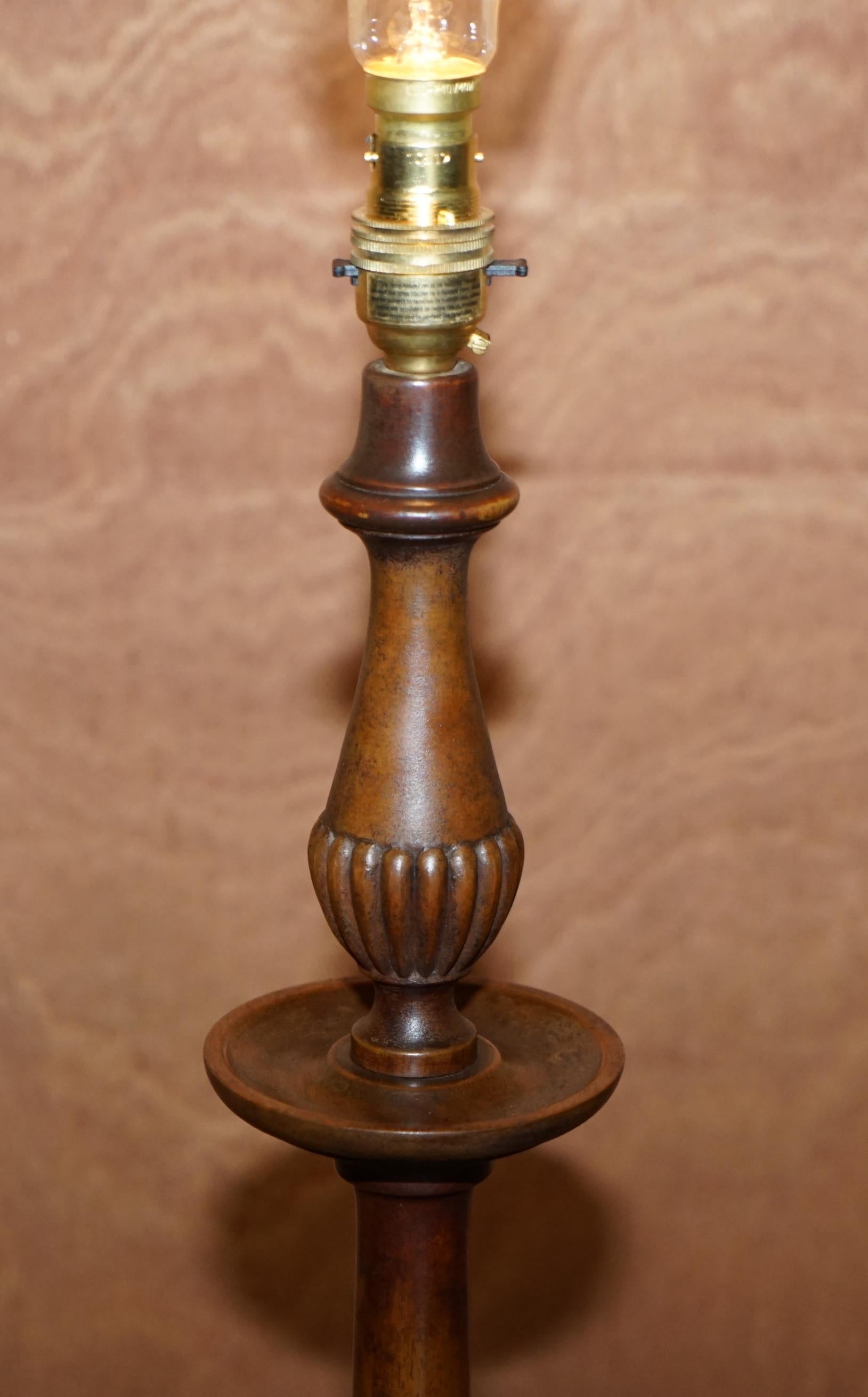 Stunning Antique Scottish Oak Floor Standing Lamp with Bobbin Turned Detailing In Good Condition In West Sussex, Pulborough