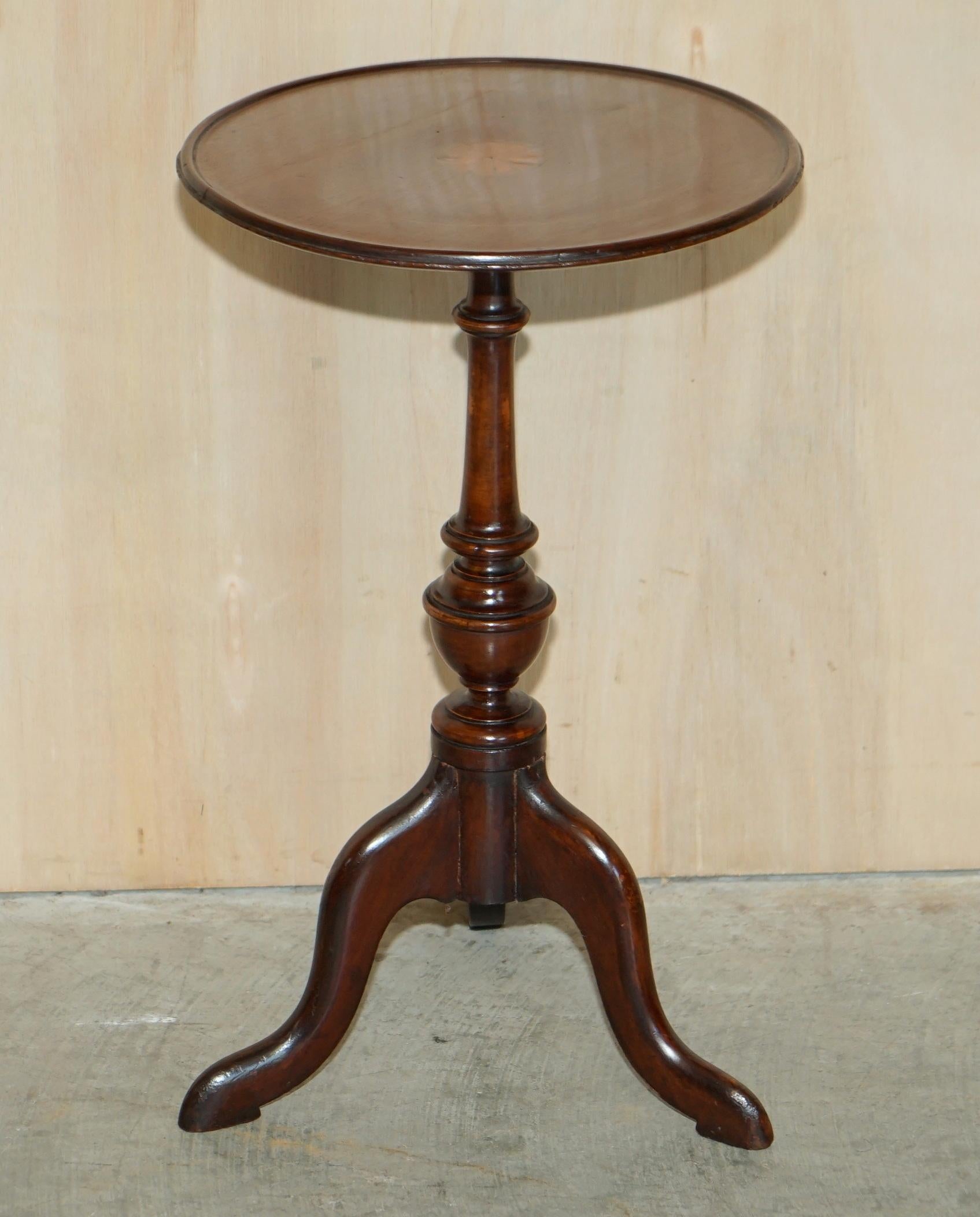 Stupendo tavolo da vino con lampada laterale a treppiede in legno duro dell'antica Sheraton Revival in vendita 2