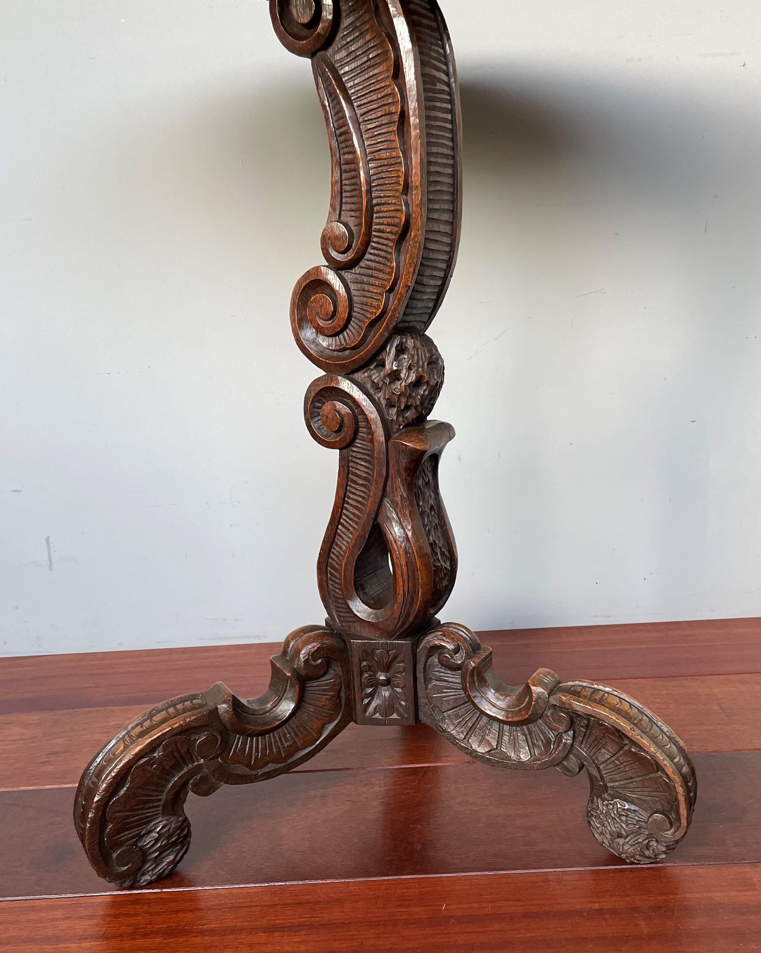 Superbe table torchère ou guéridon ancienne avec Motifs de coquillages rococo sculptés à la main en vente 2
