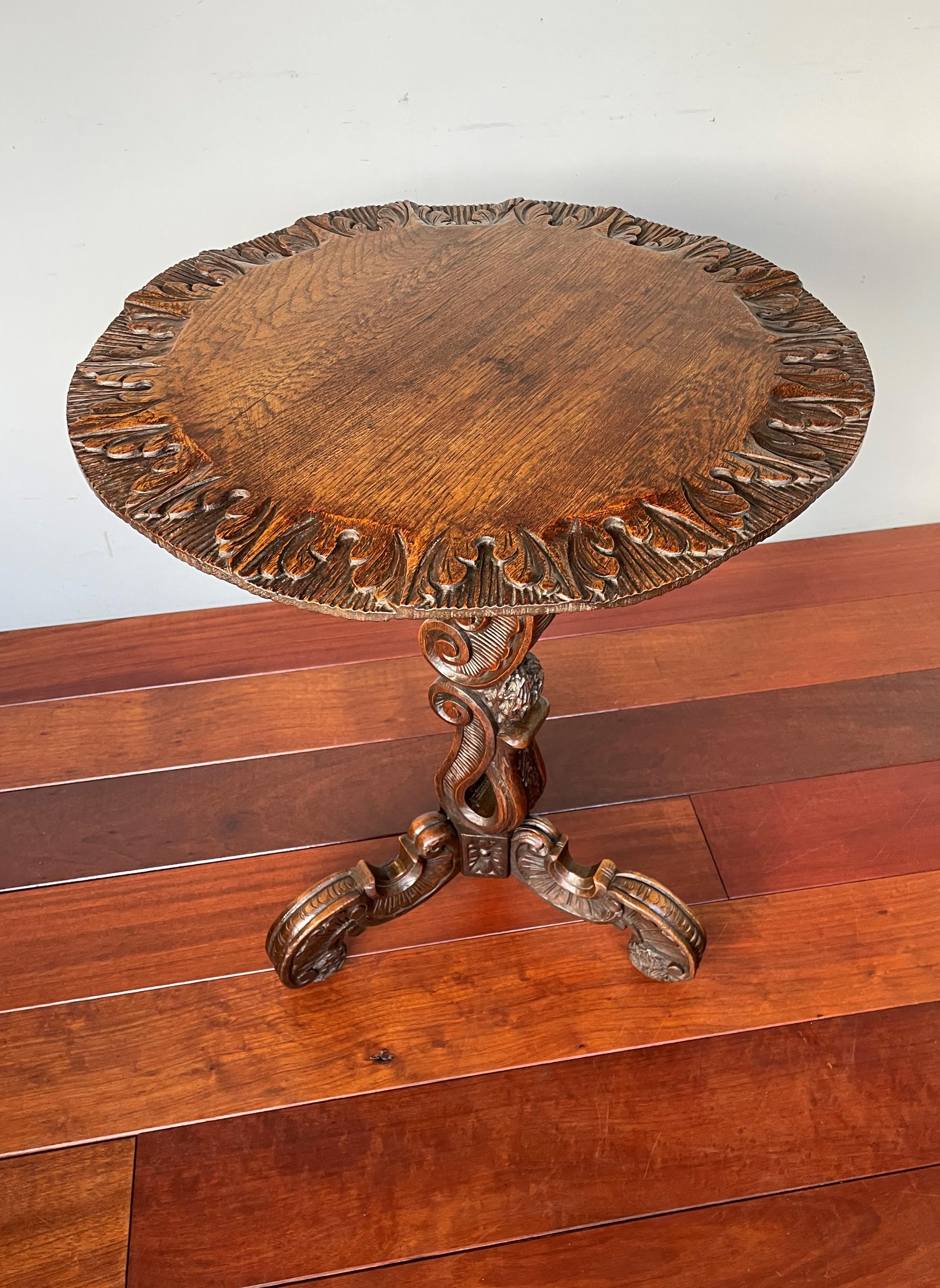 Superbe table torchère ou guéridon ancienne avec Motifs de coquillages rococo sculptés à la main en vente 3