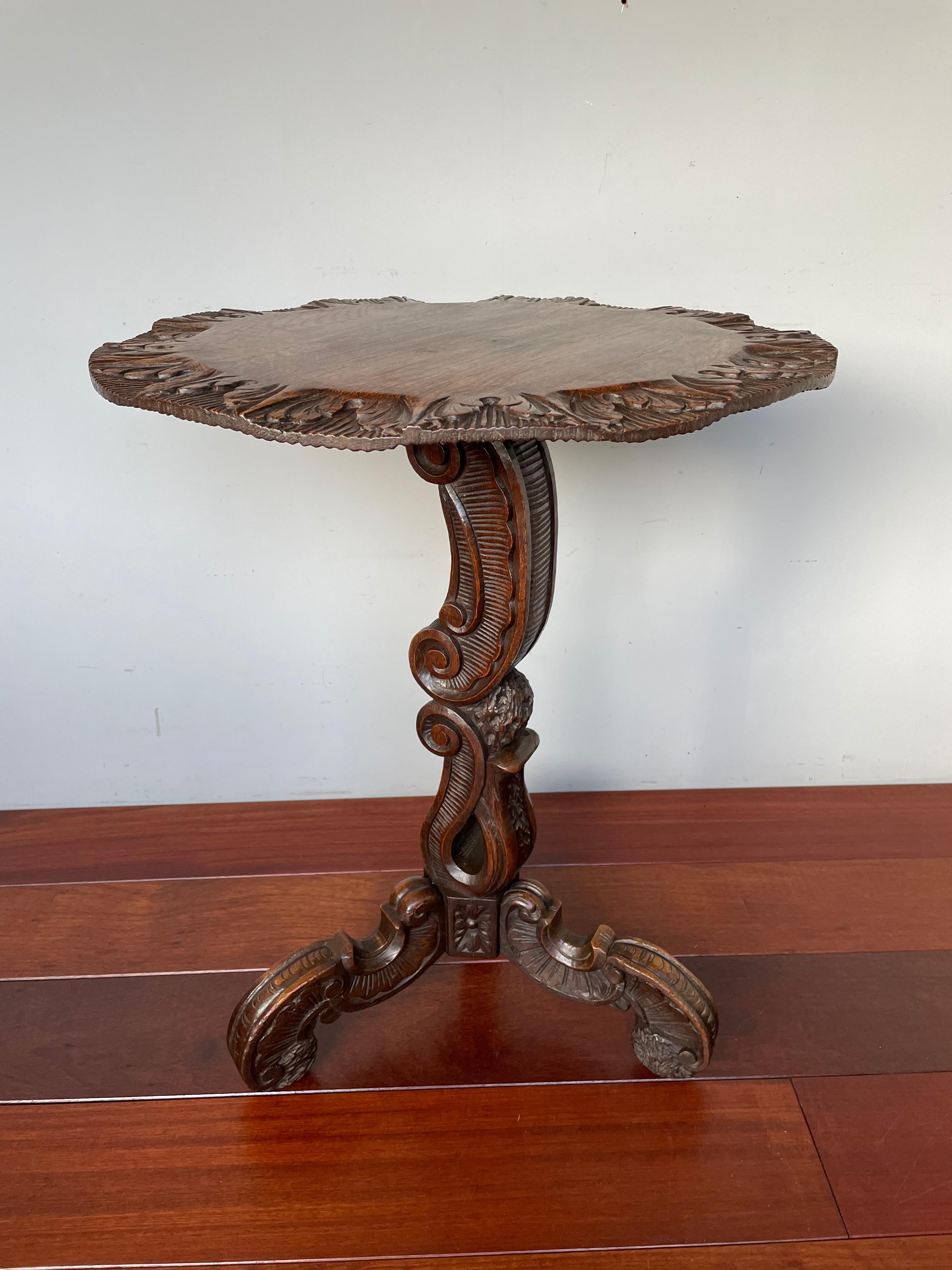 Superbe table torchère ou guéridon ancienne avec Motifs de coquillages rococo sculptés à la main en vente 4