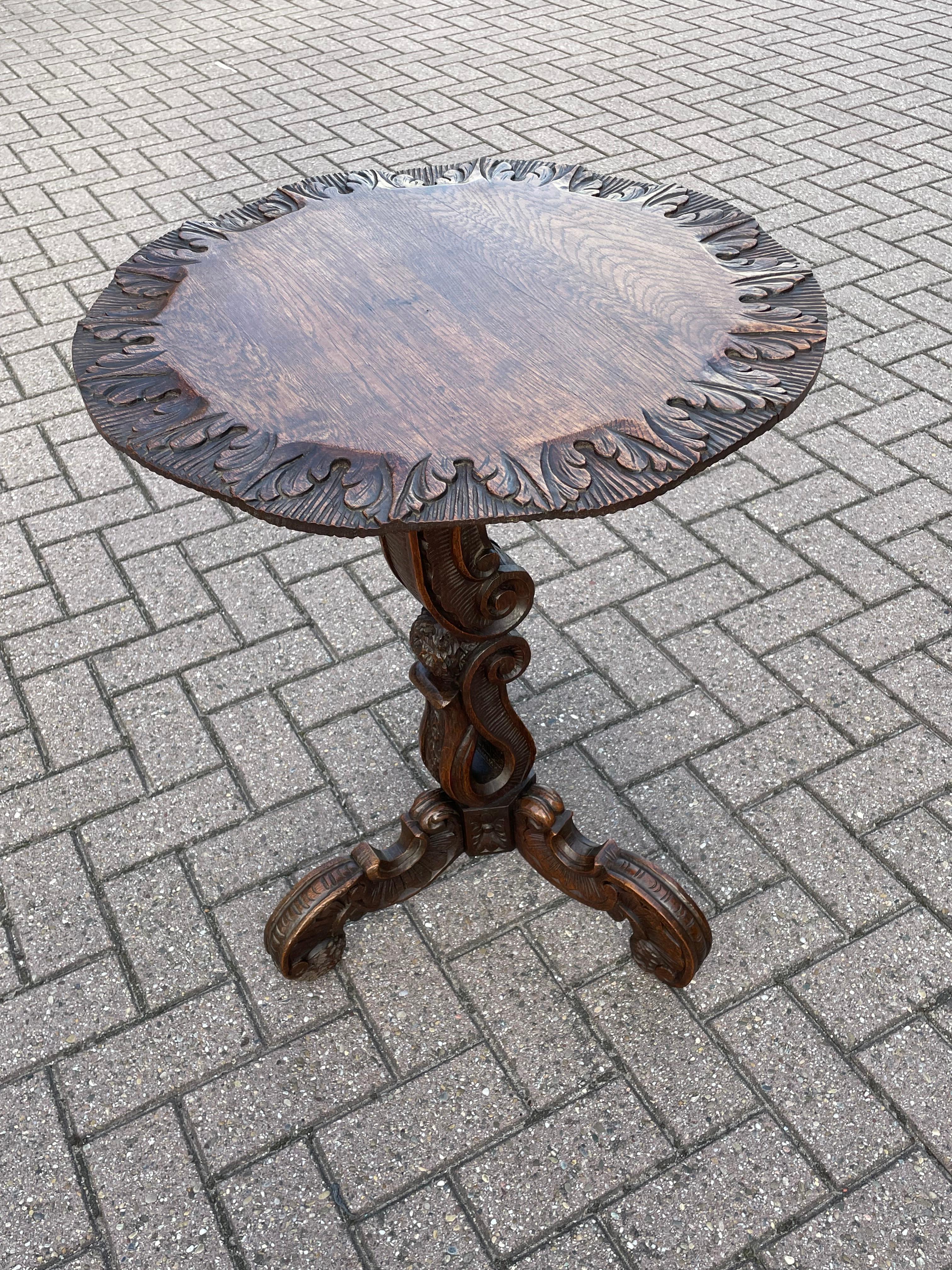 Superbe table torchère ou guéridon ancienne avec Motifs de coquillages rococo sculptés à la main en vente 5