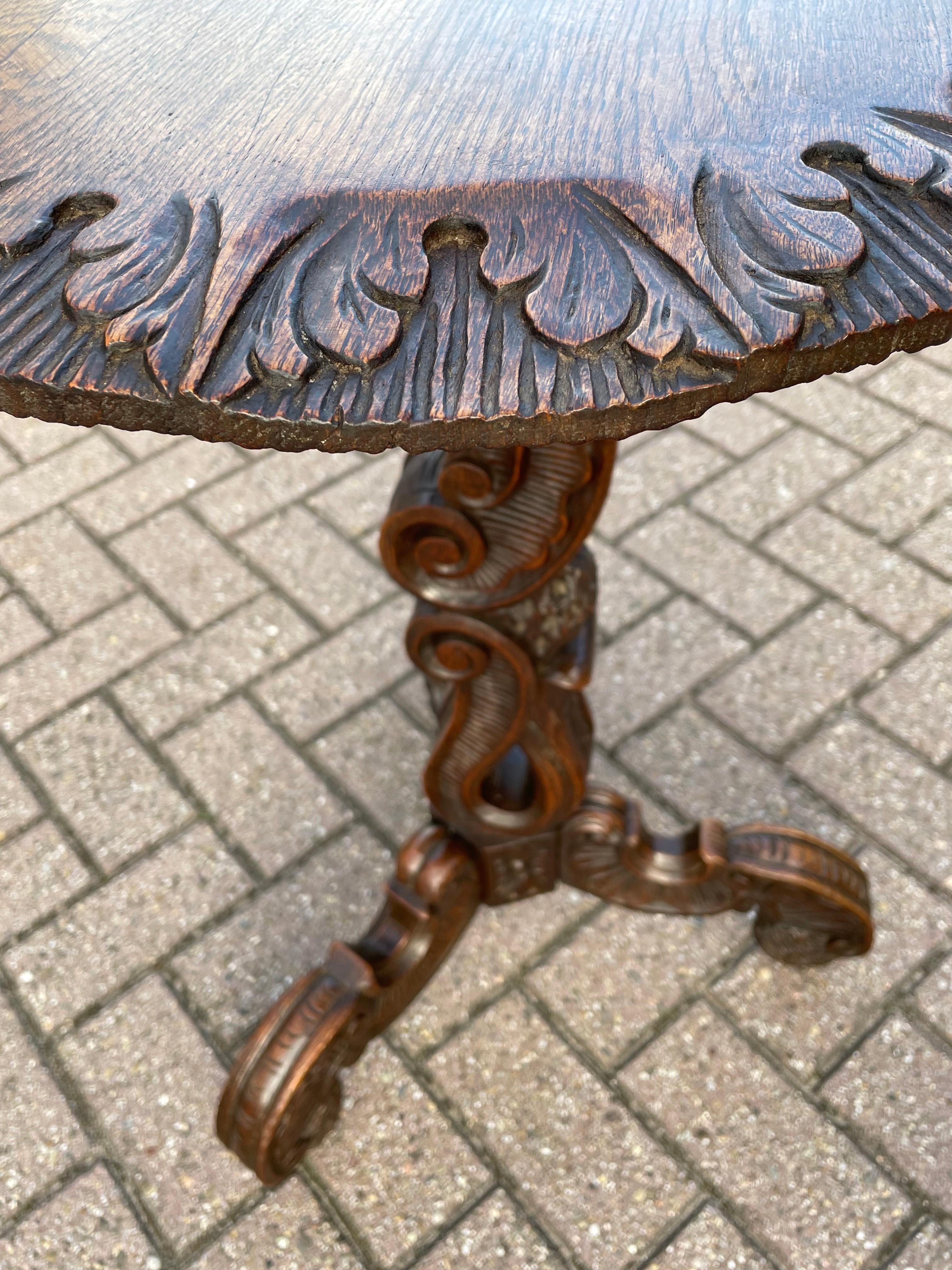 Superbe table torchère ou guéridon ancienne avec Motifs de coquillages rococo sculptés à la main en vente 8
