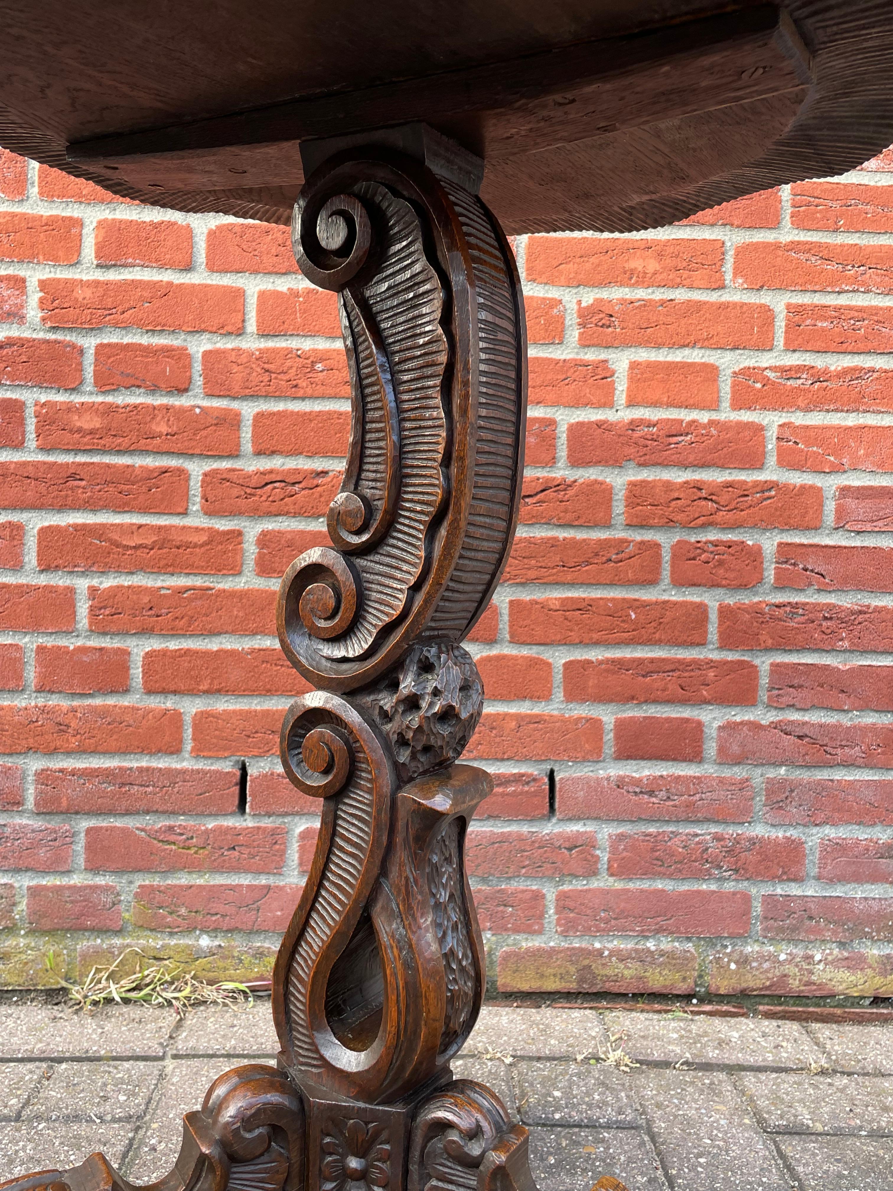 Superbe table torchère ou guéridon ancienne avec Motifs de coquillages rococo sculptés à la main en vente 9