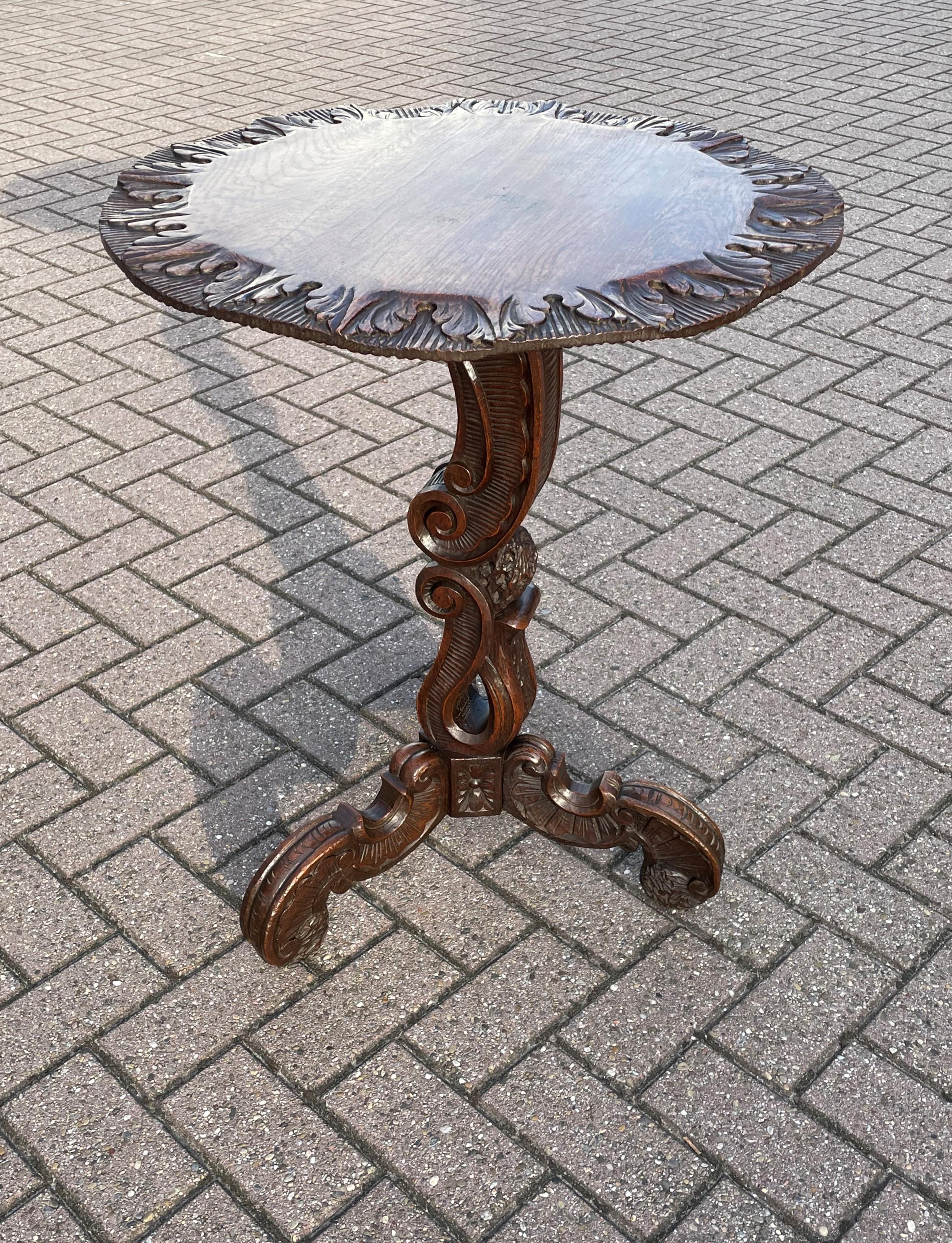 Superbe table torchère ou guéridon ancienne avec Motifs de coquillages rococo sculptés à la main en vente 10