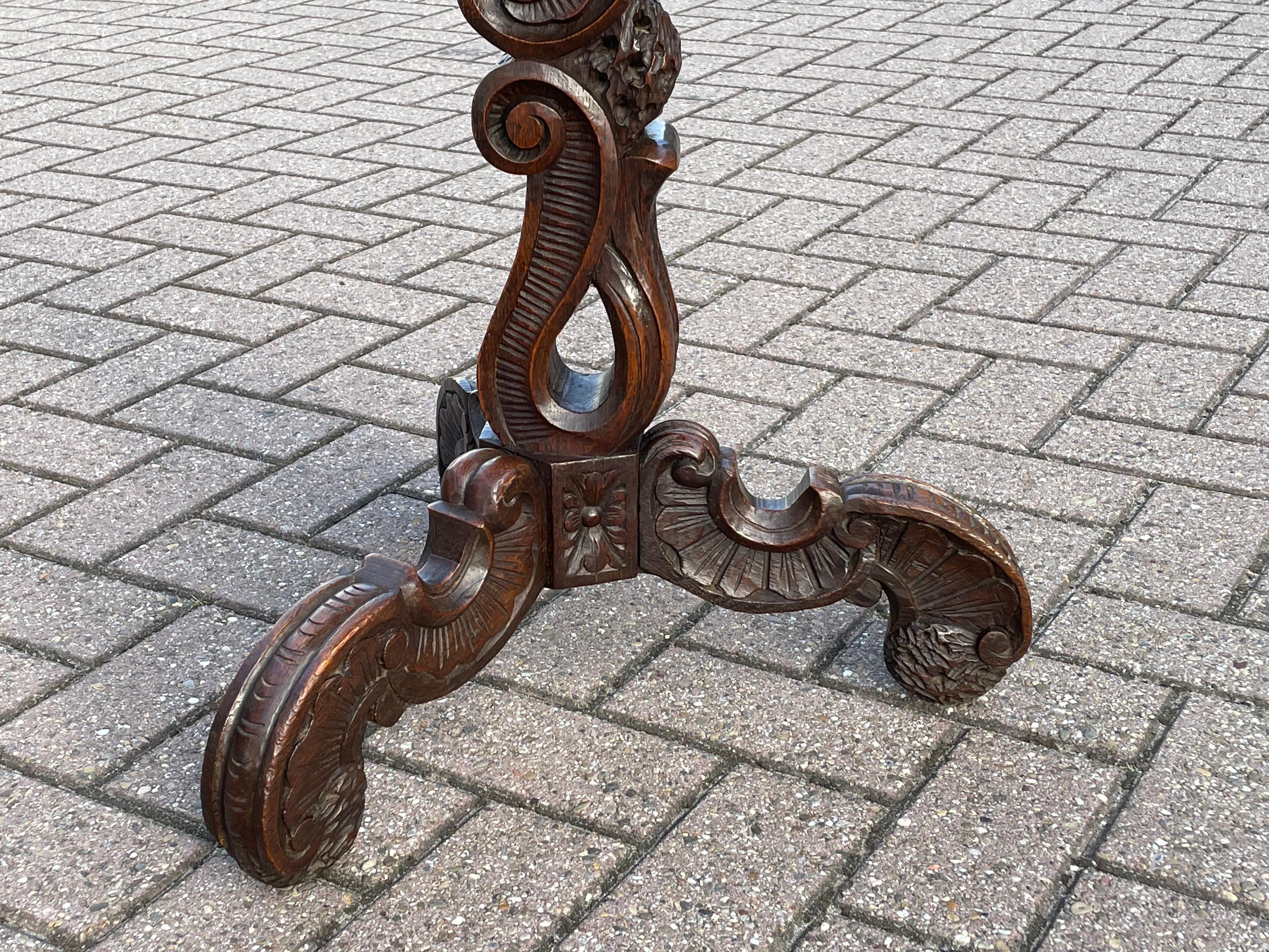 Superbe table torchère ou guéridon ancienne avec Motifs de coquillages rococo sculptés à la main Excellent état - En vente à Lisse, NL