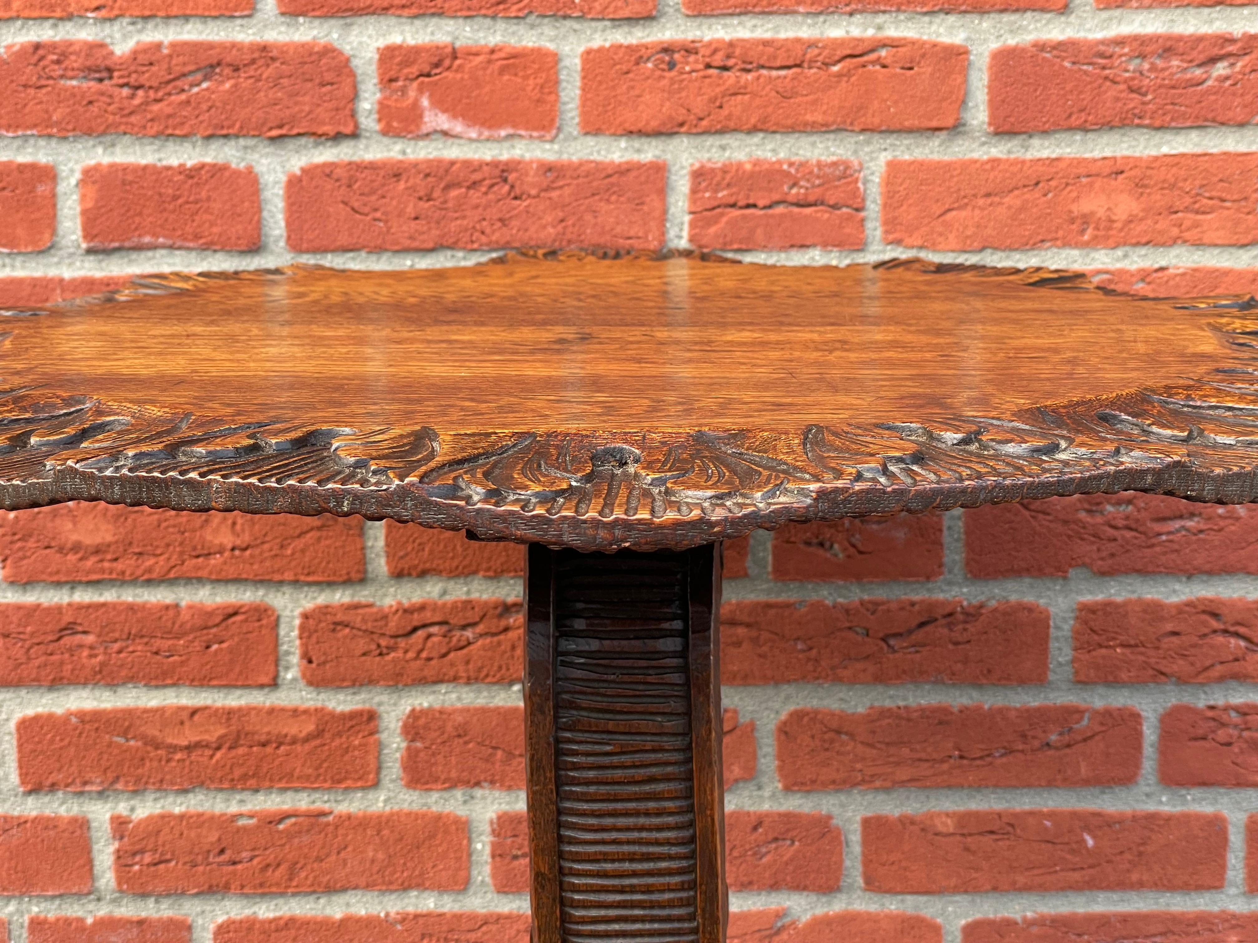 XIXe siècle Superbe table torchère ou guéridon ancienne avec Motifs de coquillages rococo sculptés à la main en vente