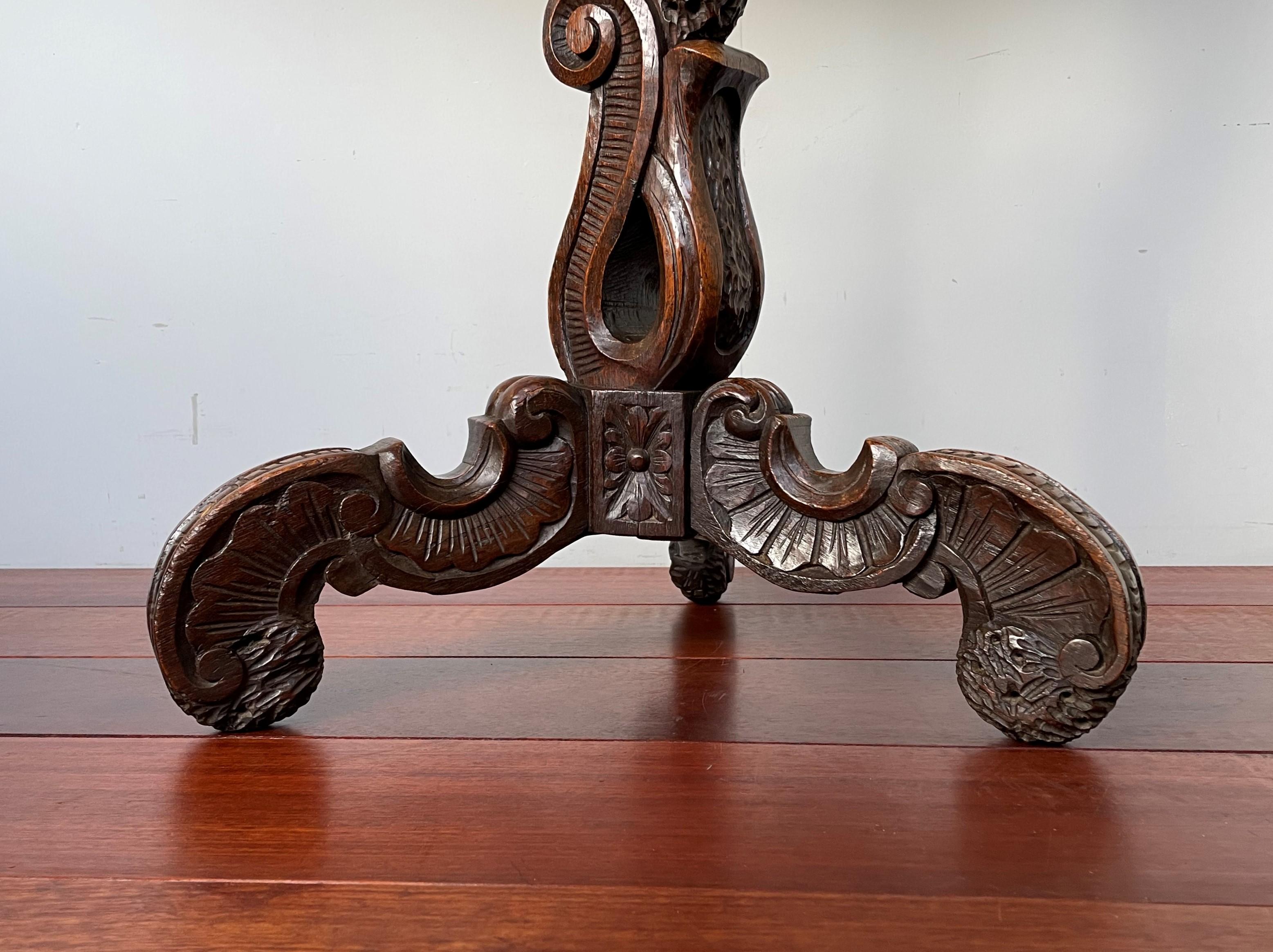Chêne Superbe table torchère ou guéridon ancienne avec Motifs de coquillages rococo sculptés à la main en vente