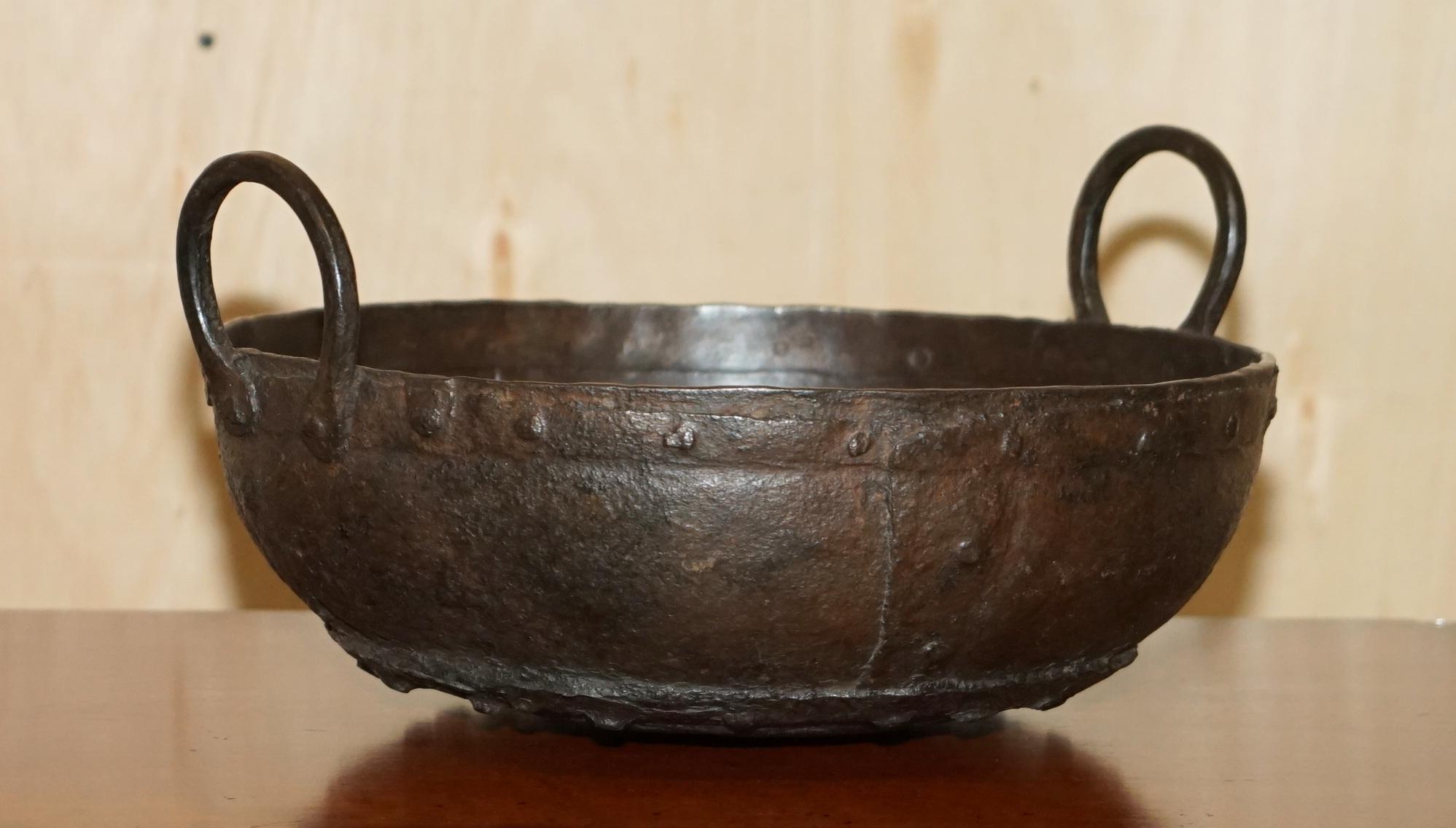 Royal House Antiques

Royal House Antiques freut sich, diese schöne antike Schale mit handgehämmerter Oberfläche, die sich ideal für Obst eignet, zum Verkauf anbieten zu können.

Ein super dekoratives und sehr sammelwürdiges Stück, diese Schale