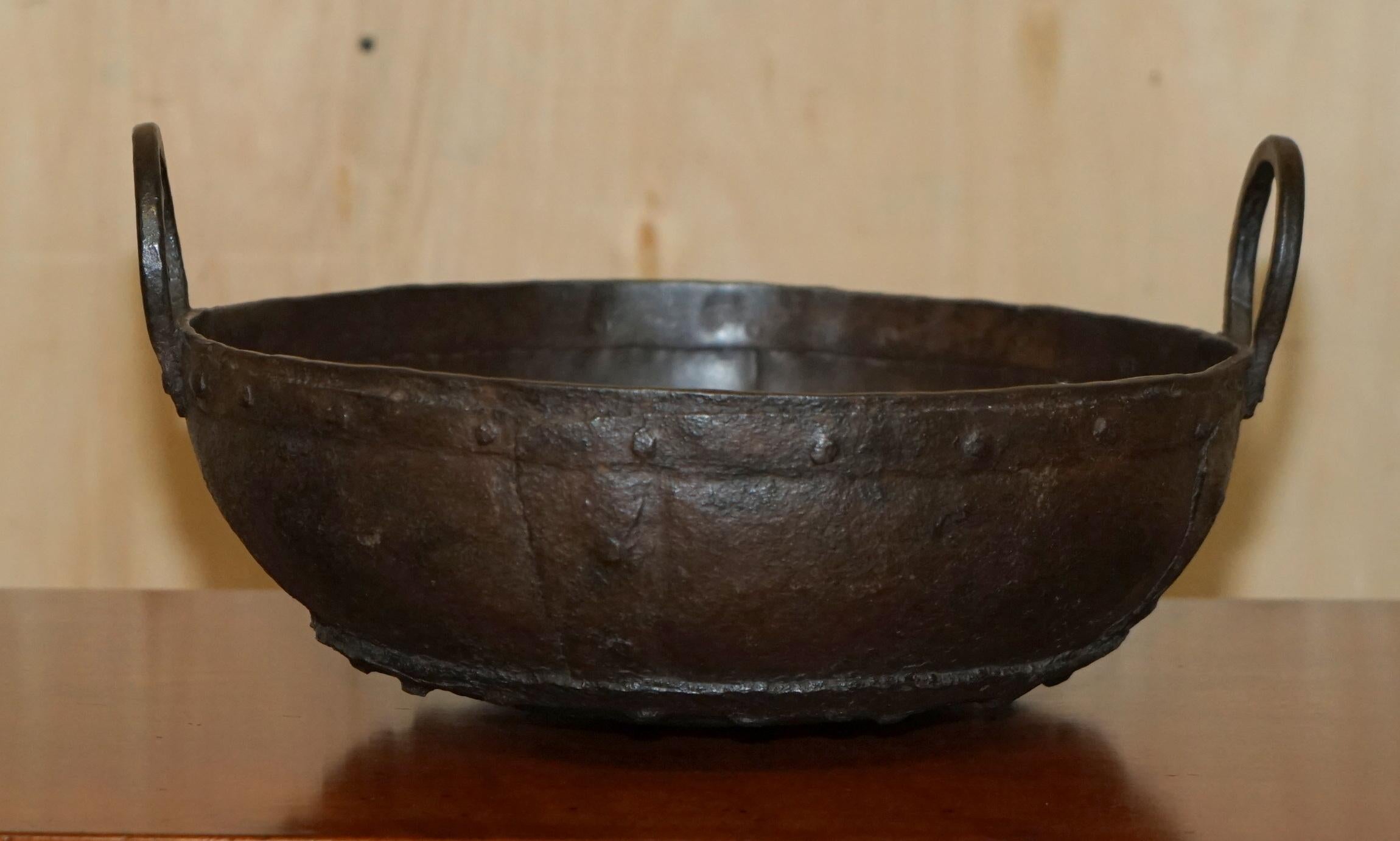 STUNNING ANTIQUE SUPER DECORATIVE HAND HAMMERED BOWL IDEAL FÜR FRÜCHTE ODER BBQ (Mittelalterlich) im Angebot