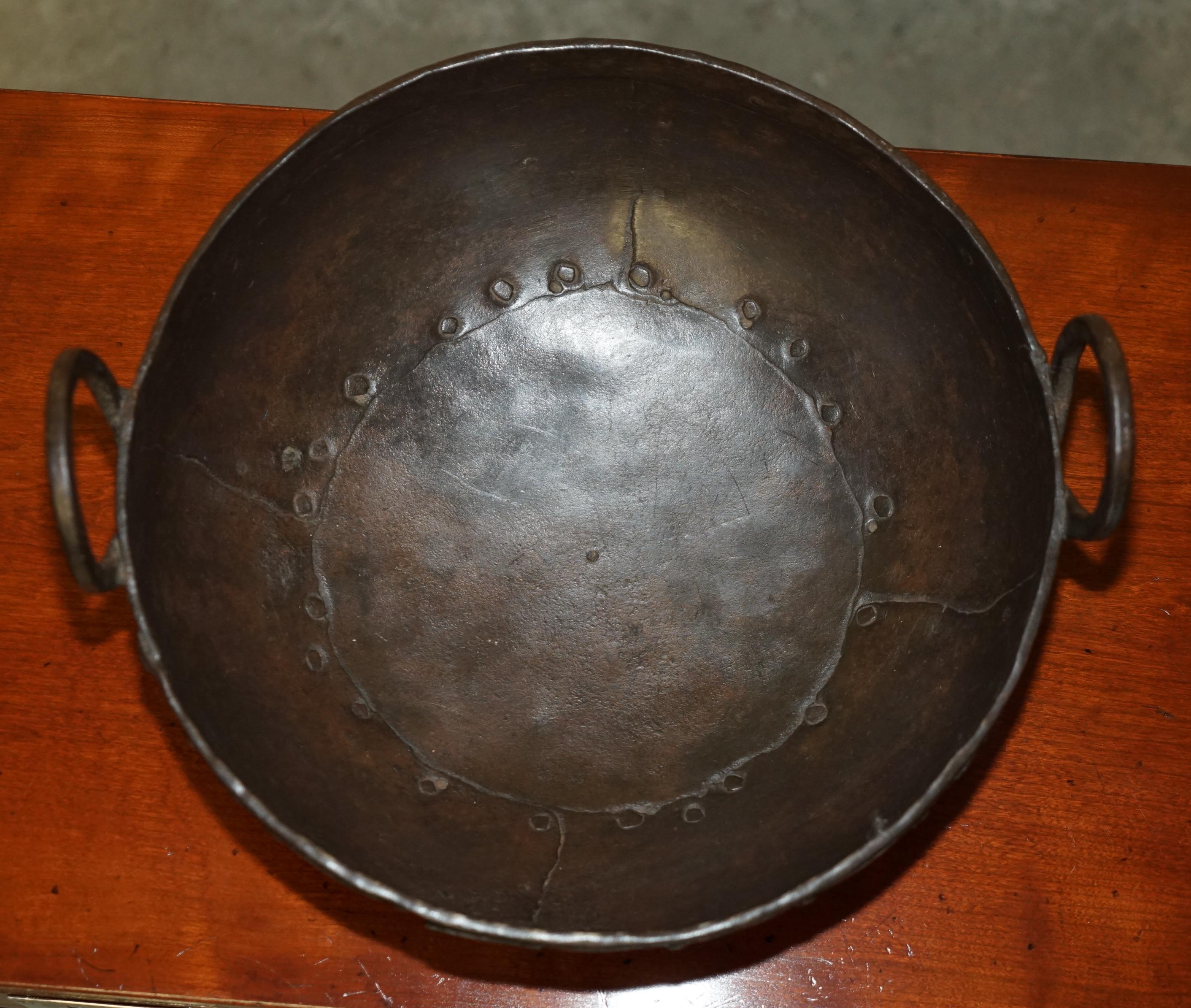 STUNNING ANTIQUE SUPER DECORATIVE HAND HAMMERED BOWL IDEAL FÜR FRÜCHTE ODER BBQ (Europäisch) im Angebot