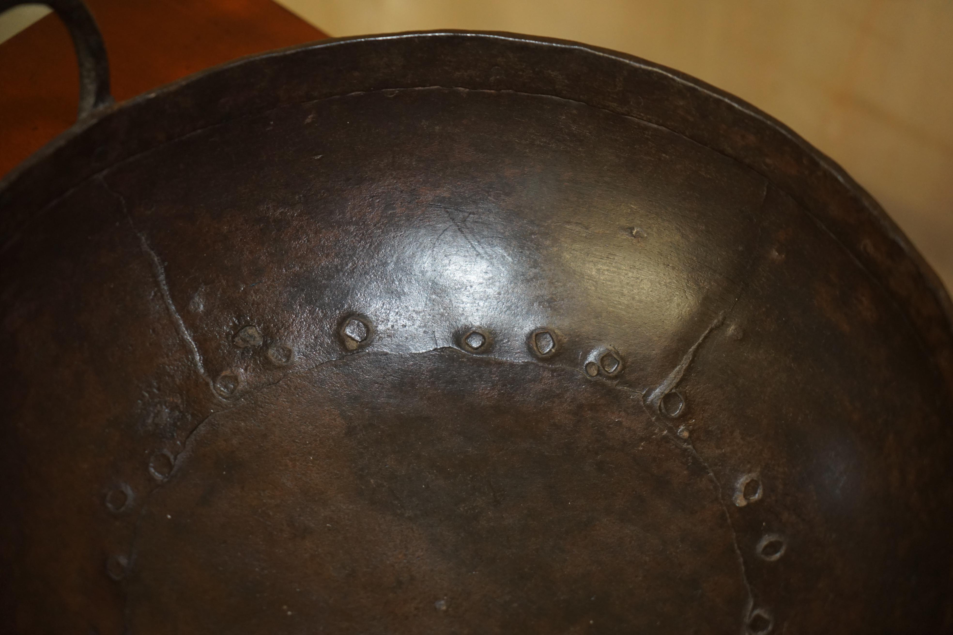STUNNING ANTIQUE SUPER DECORATIVE HAND HAMMERED BOWL IDEAL FÜR FRÜCHTE ODER BBQ (Gehämmert) im Angebot
