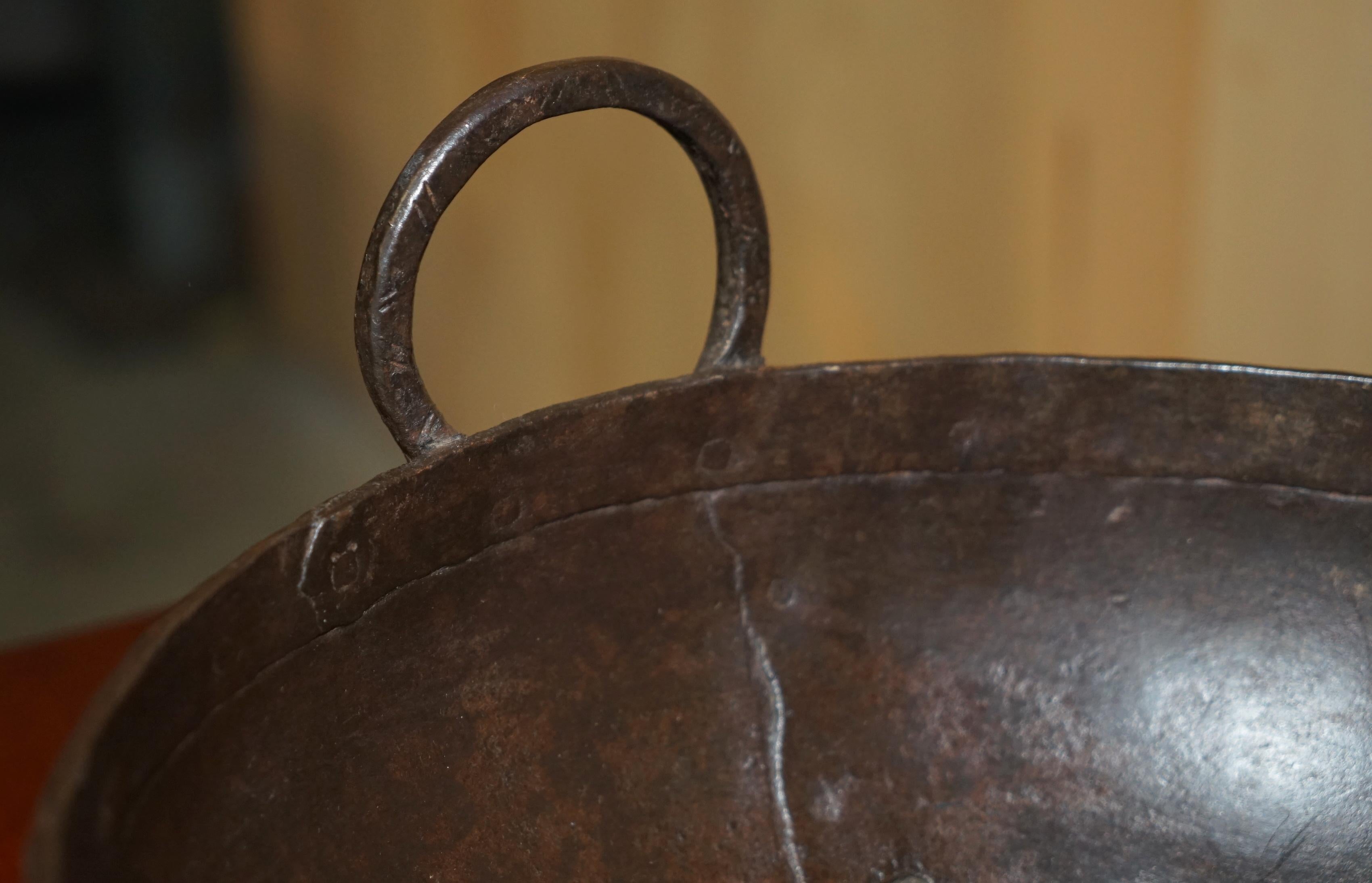 STUNNING ANTIQUE SUPER DECORATIVE HAND HAMMERED BOWL IDEAL FÜR FRÜCHTE ODER BBQ im Zustand „Gut“ im Angebot in West Sussex, Pulborough