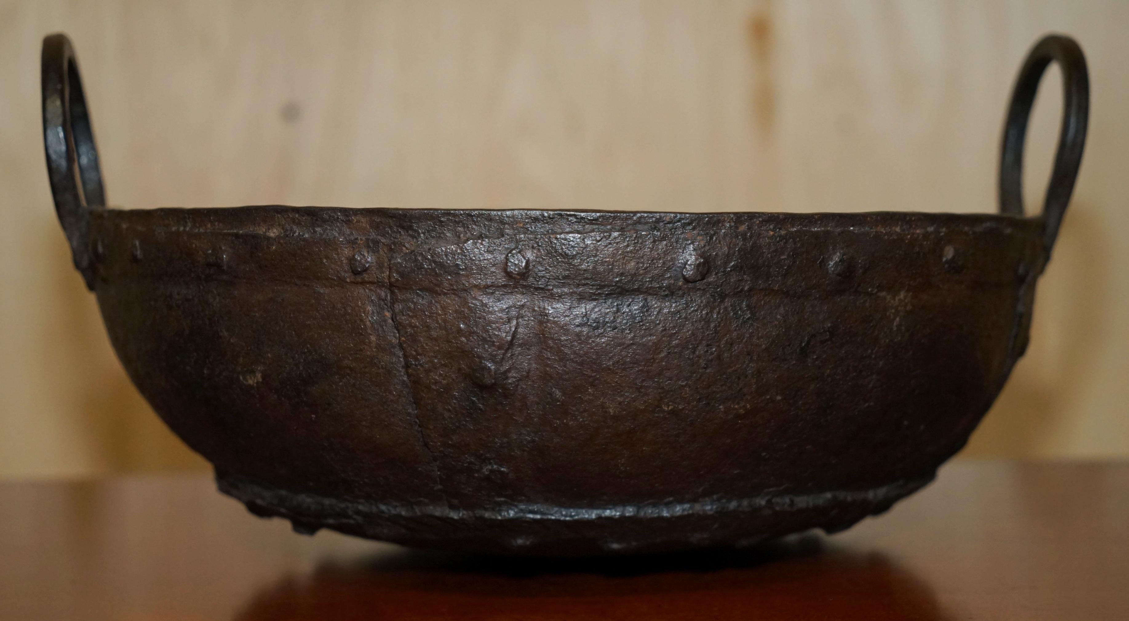 STUNNING ANTIQUE SUPER DECORATIVE HAND HAMMERED BOWL IDEAL FÜR FRÜCHTE ODER BBQ (20. Jahrhundert) im Angebot