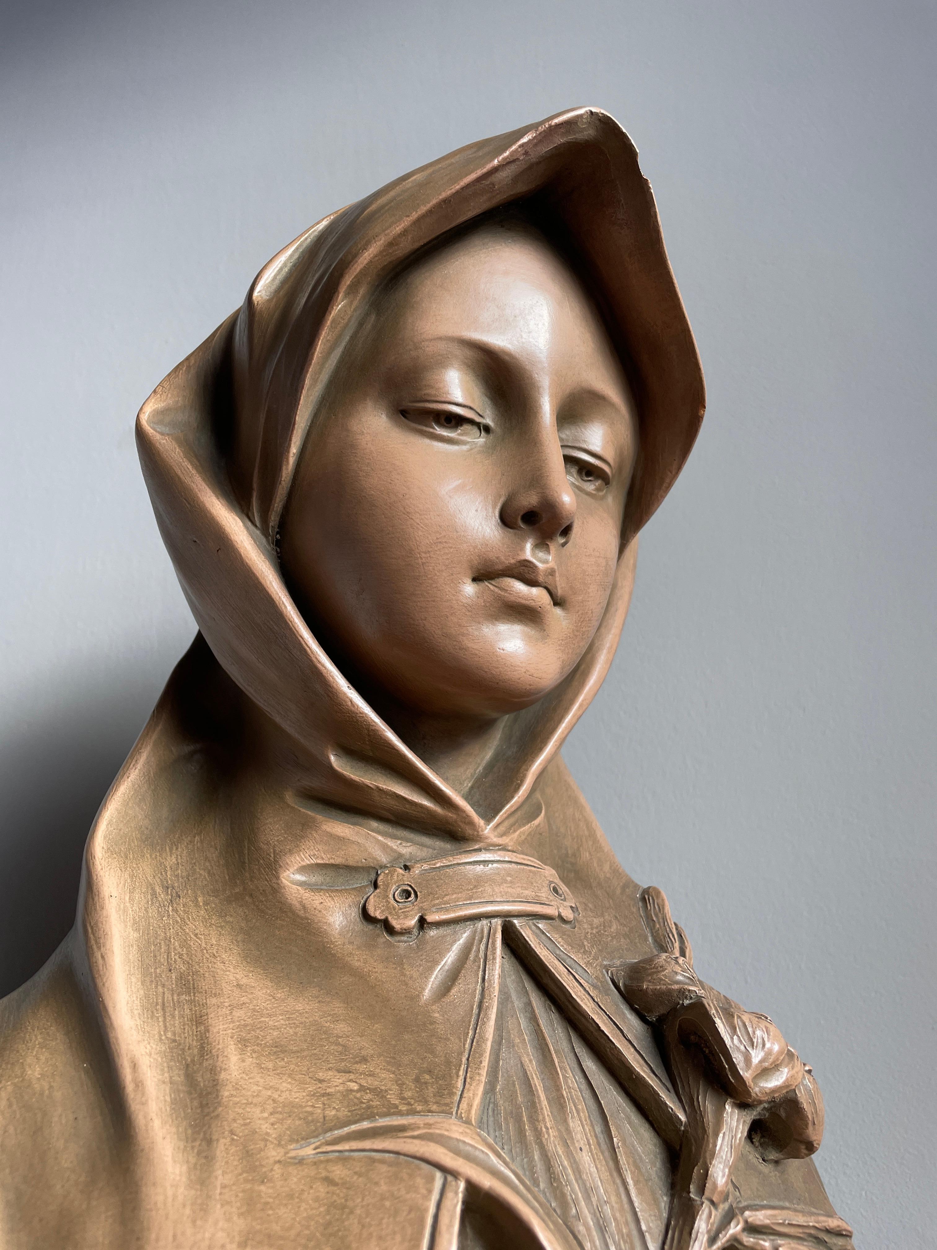 Scultura in terracotta di ottima qualità e di buone dimensioni raffigurante una serena Santa Caterina da Siena.

Se sei un collezionista di opere d'arte antiche e di alta qualità in generale e di manufatti religiosi in particolare, allora questa