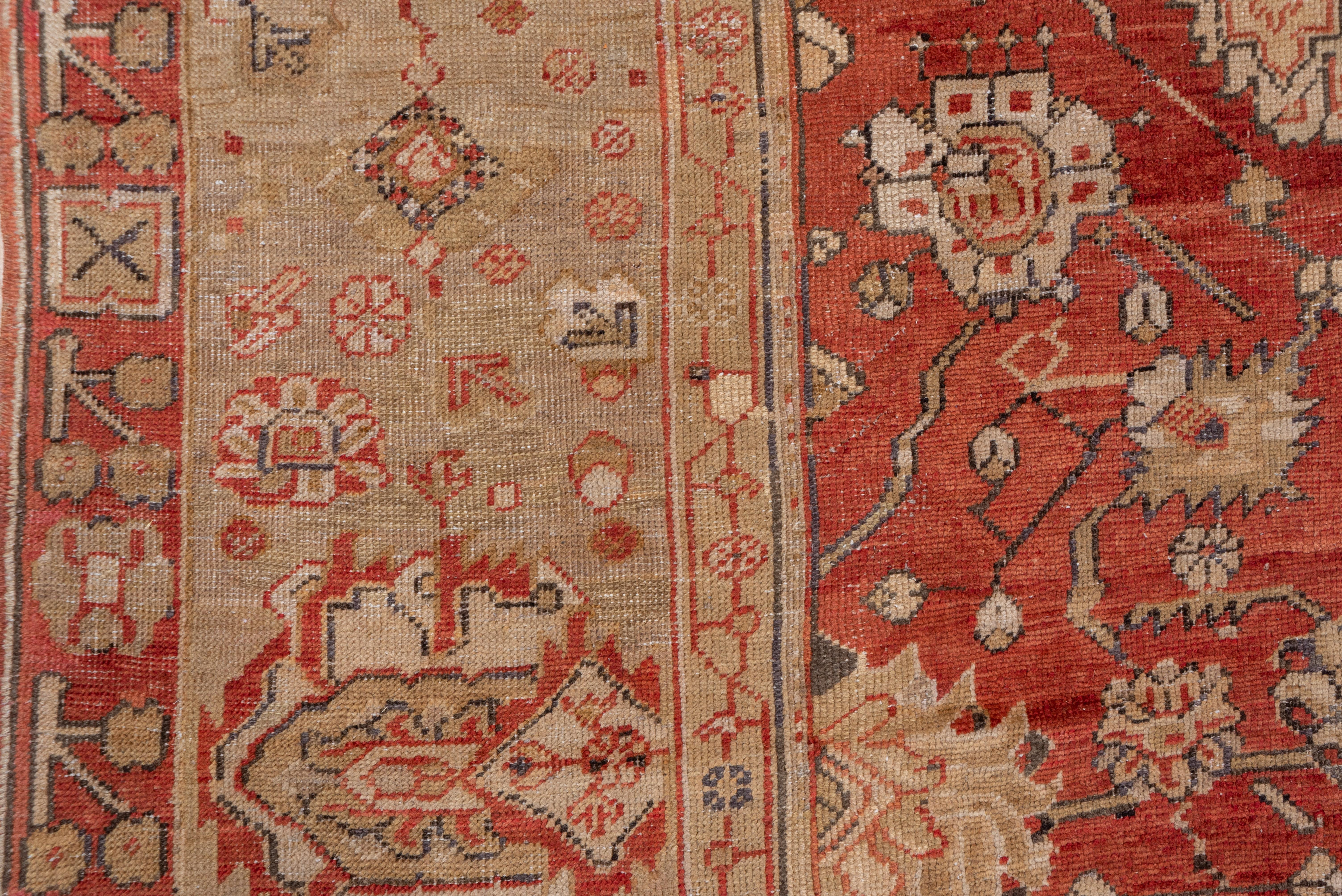 Début du 20ème siècle Superbe tapis turc ancien d'Oushak, champ de rouille et bordures vert pâle en vente
