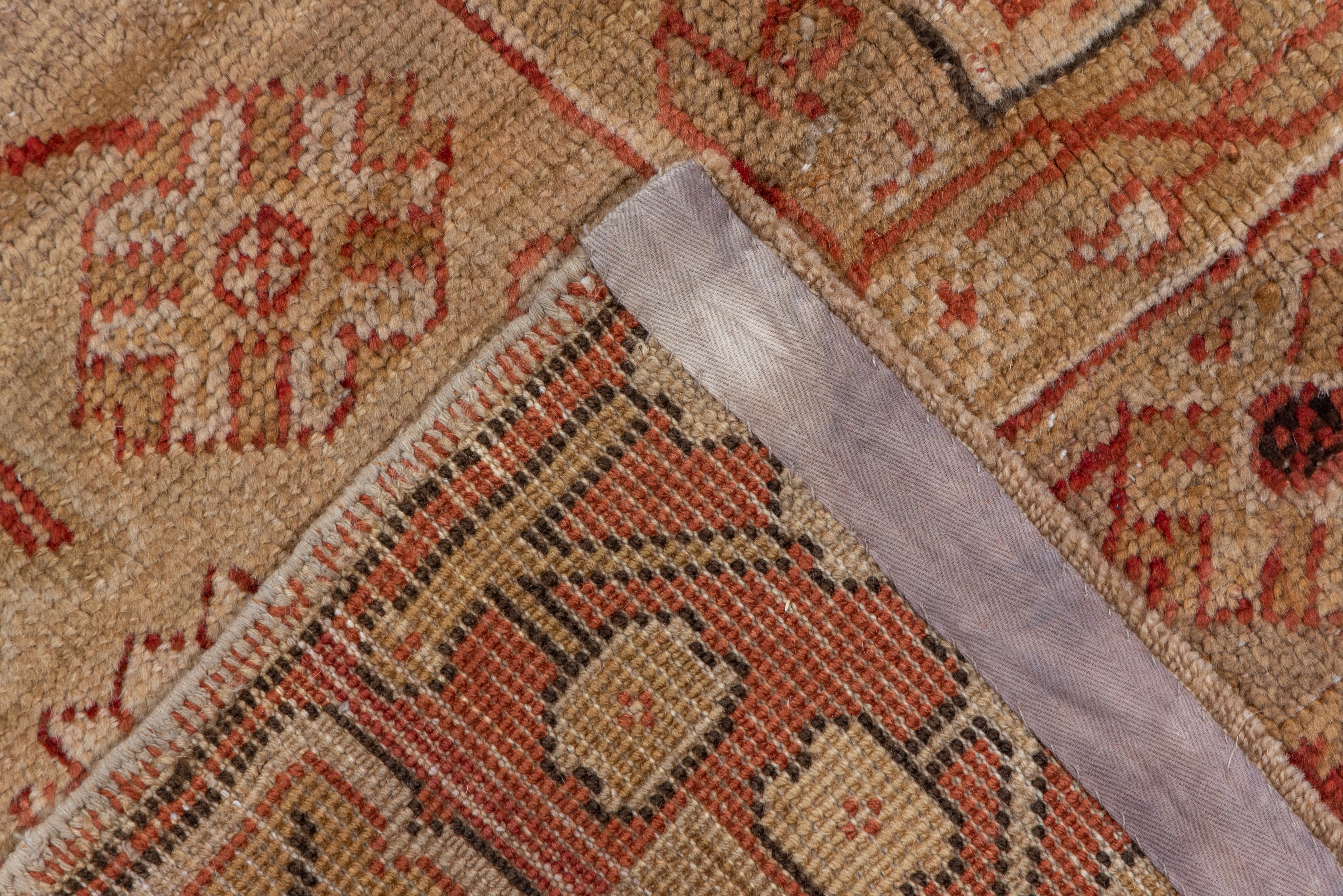 Superbe tapis turc ancien d'Oushak, champ de rouille et bordures vert pâle en vente 1
