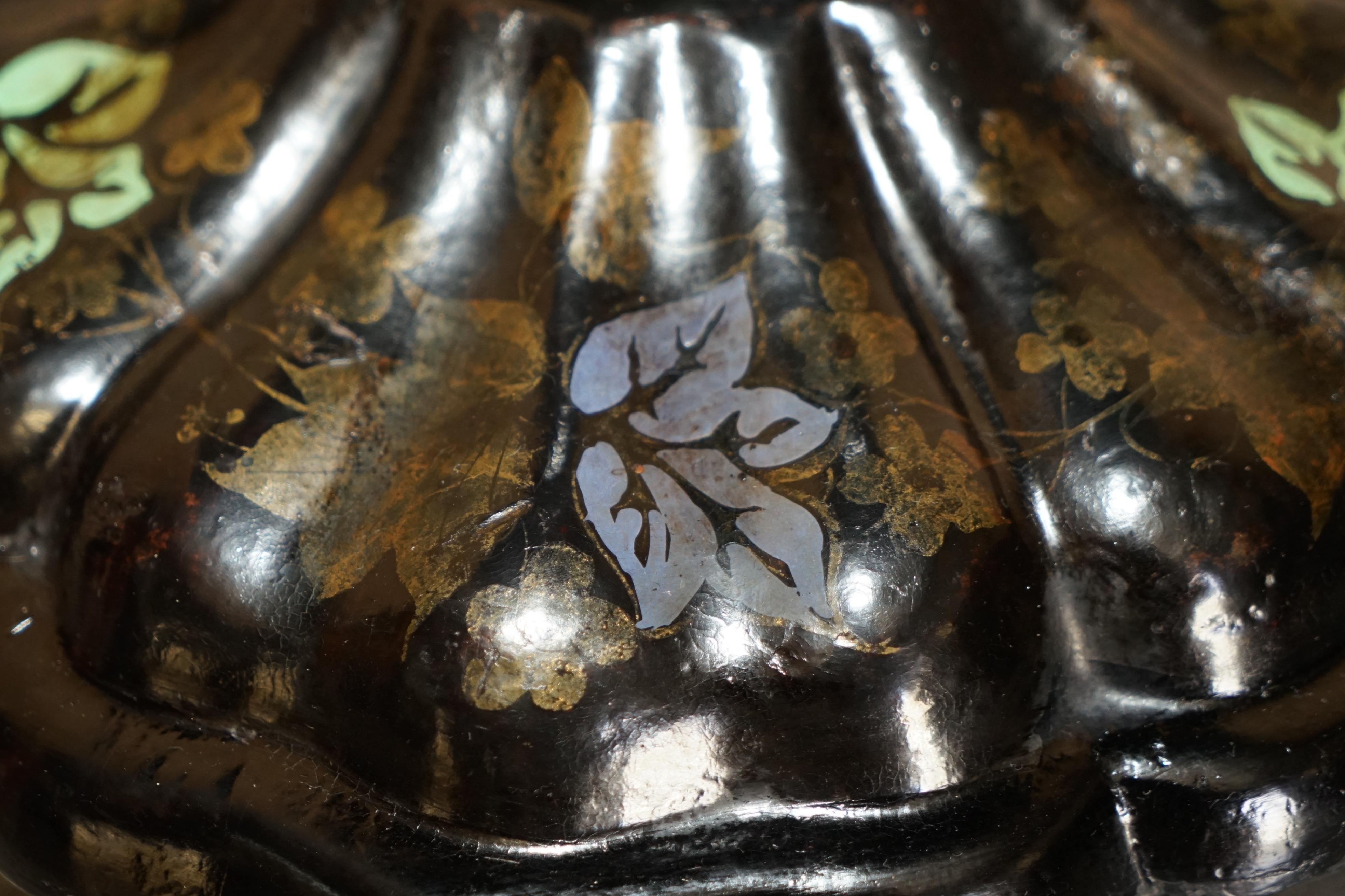 Superbe table de jeu d'échecs victorienne ancienne de 1860 en laque noire et nacre en vente 3