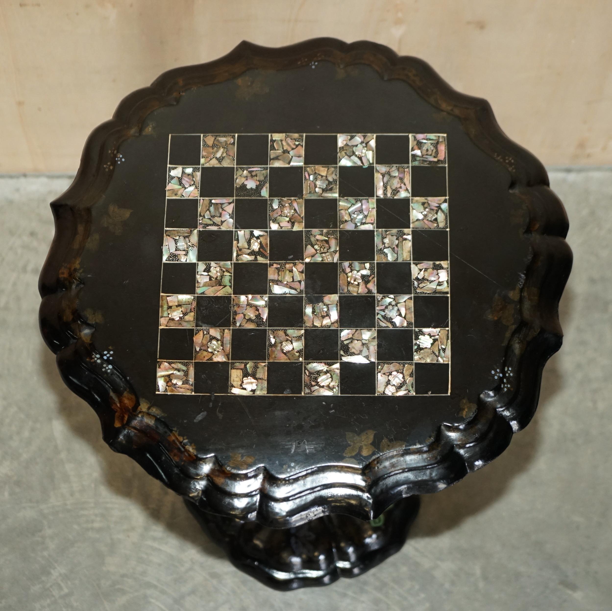 Atemberaubender antiker viktorianischer Schachspieltisch aus Perlmutt, 1860, schwarzer Lack im Angebot 6