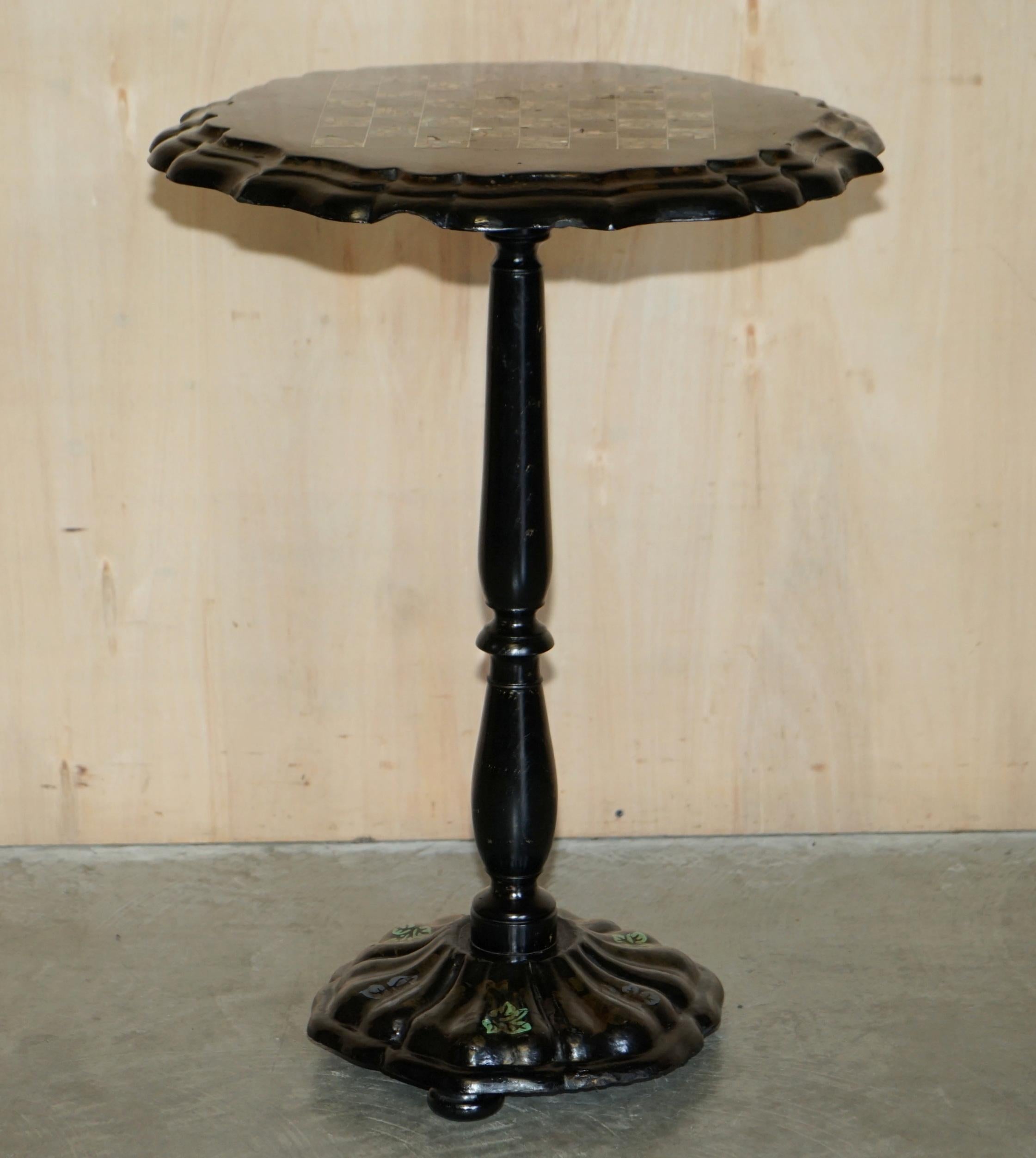 Superbe table de jeu d'échecs victorienne ancienne de 1860 en laque noire et nacre en vente 9