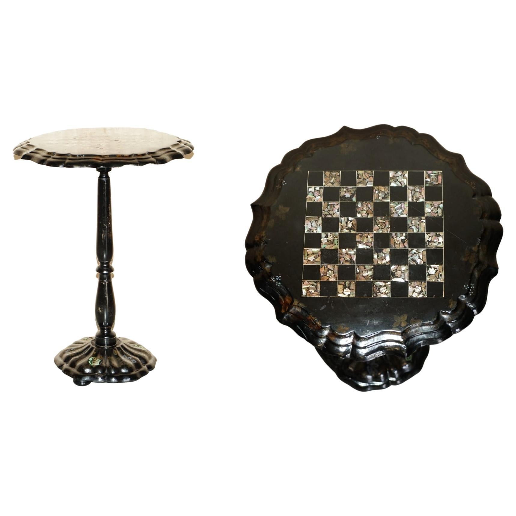 Superbe table de jeu d'échecs victorienne ancienne de 1860 en laque noire et nacre