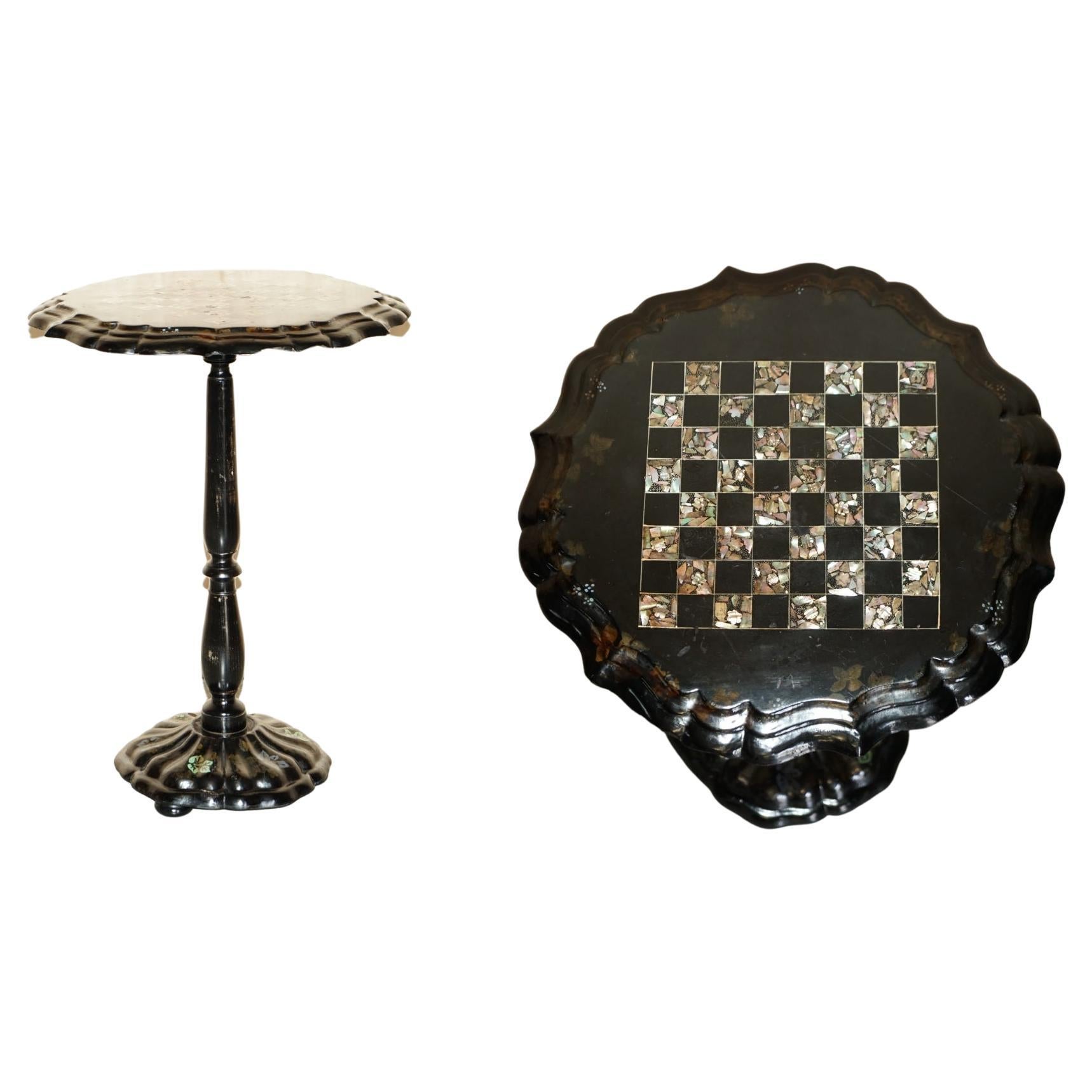Stupefacente tavolo da gioco per scacchi antico vittoriano del 1860 in lacca nera e madreperla