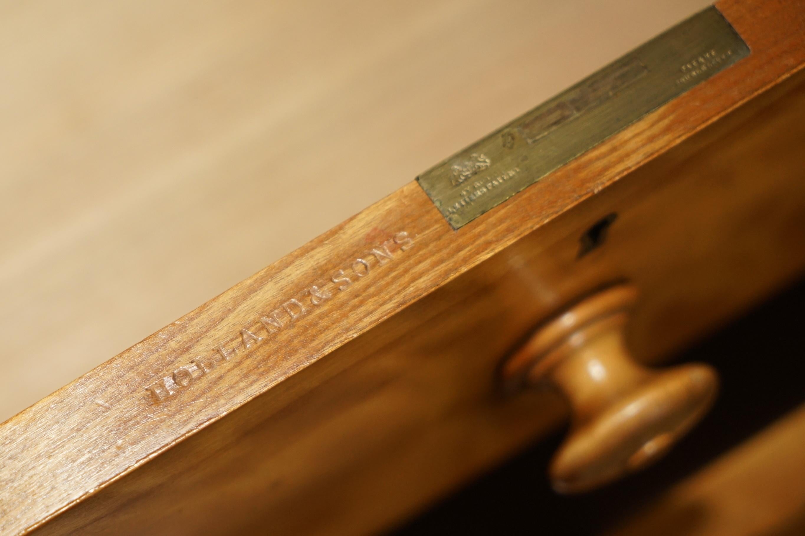 Casa Reale Antiquariato

Royal House Antiques è lieta di offrire in vendita questa pregiata cassettiera a due piani in betulla satinata, altamente collezionabile, realizzata dalla leggendaria ditta Holland & Sons's.

Le spese di spedizione indicate