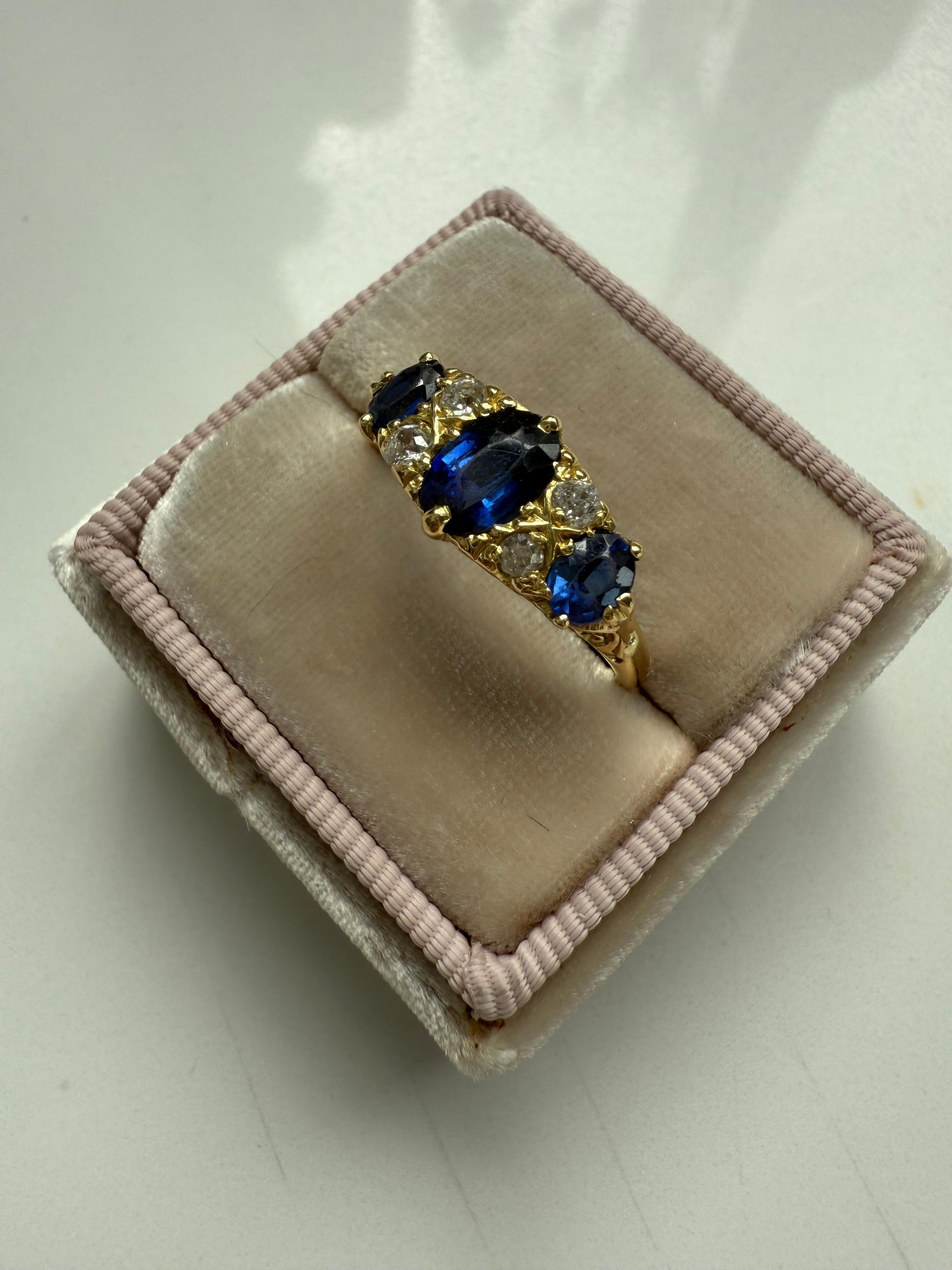 Taille ovale Superbe bague de mariage victorienne ancienne en or jaune 18 carats avec saphir et diamant. en vente